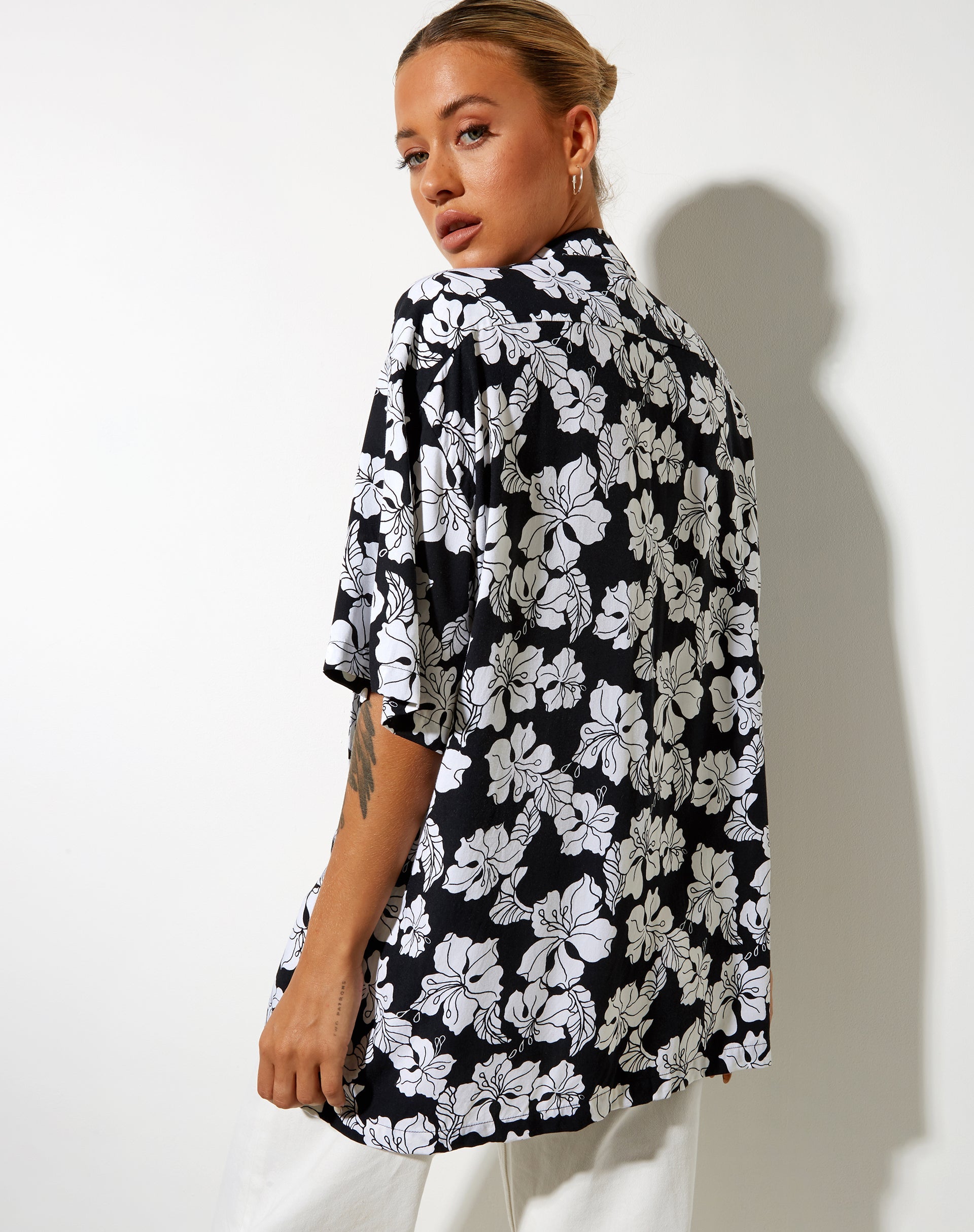 Image of Taelsa Shirt in Vacation Schwarz und Weiß