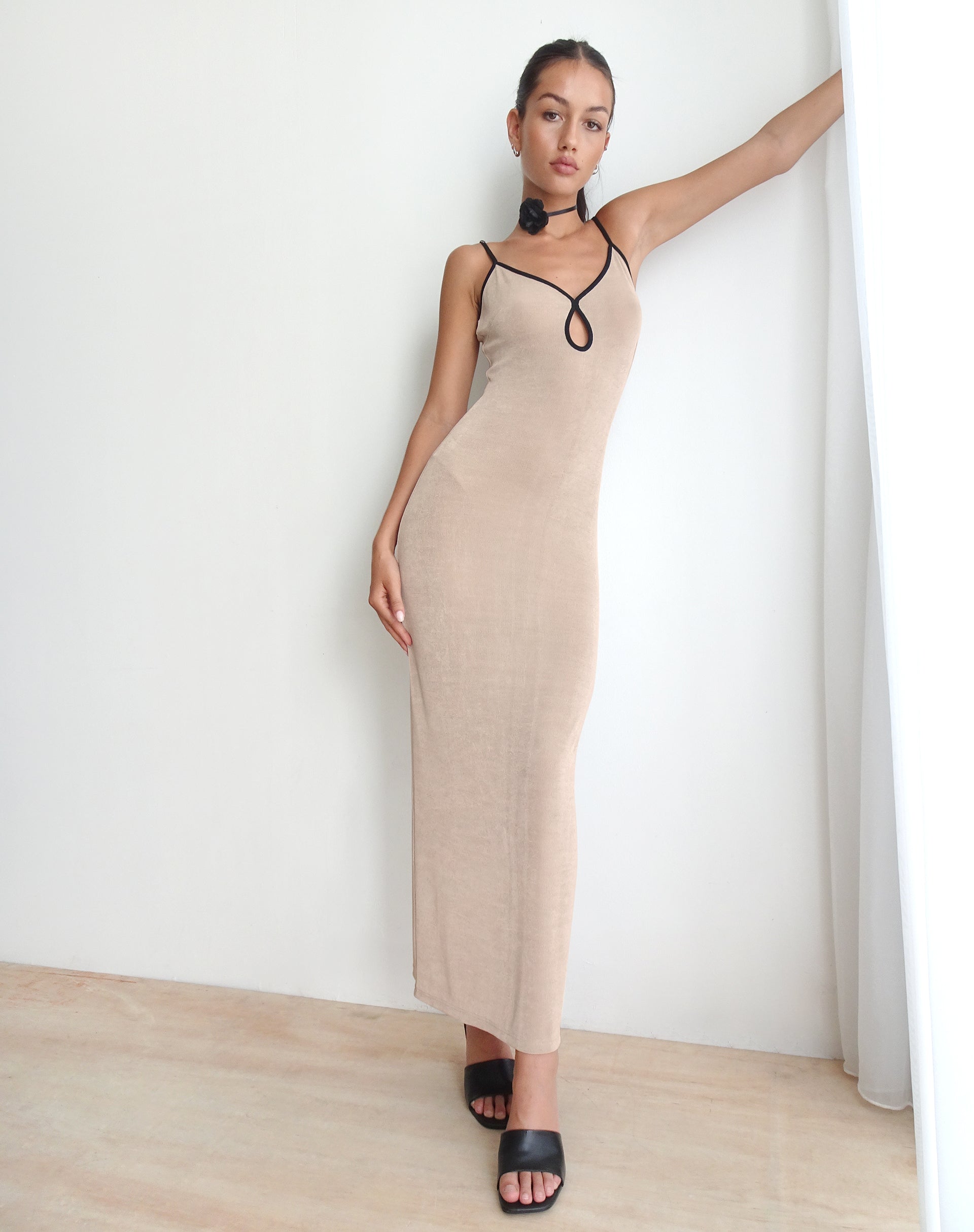 Image of Tahlia Maxikleid in Champagner mit schwarzer Bindung