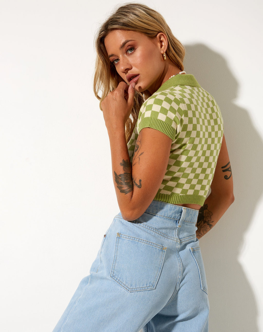 Tamma Crop Top aus gehäkeltem Schachbrettmuster in Grün und Creme