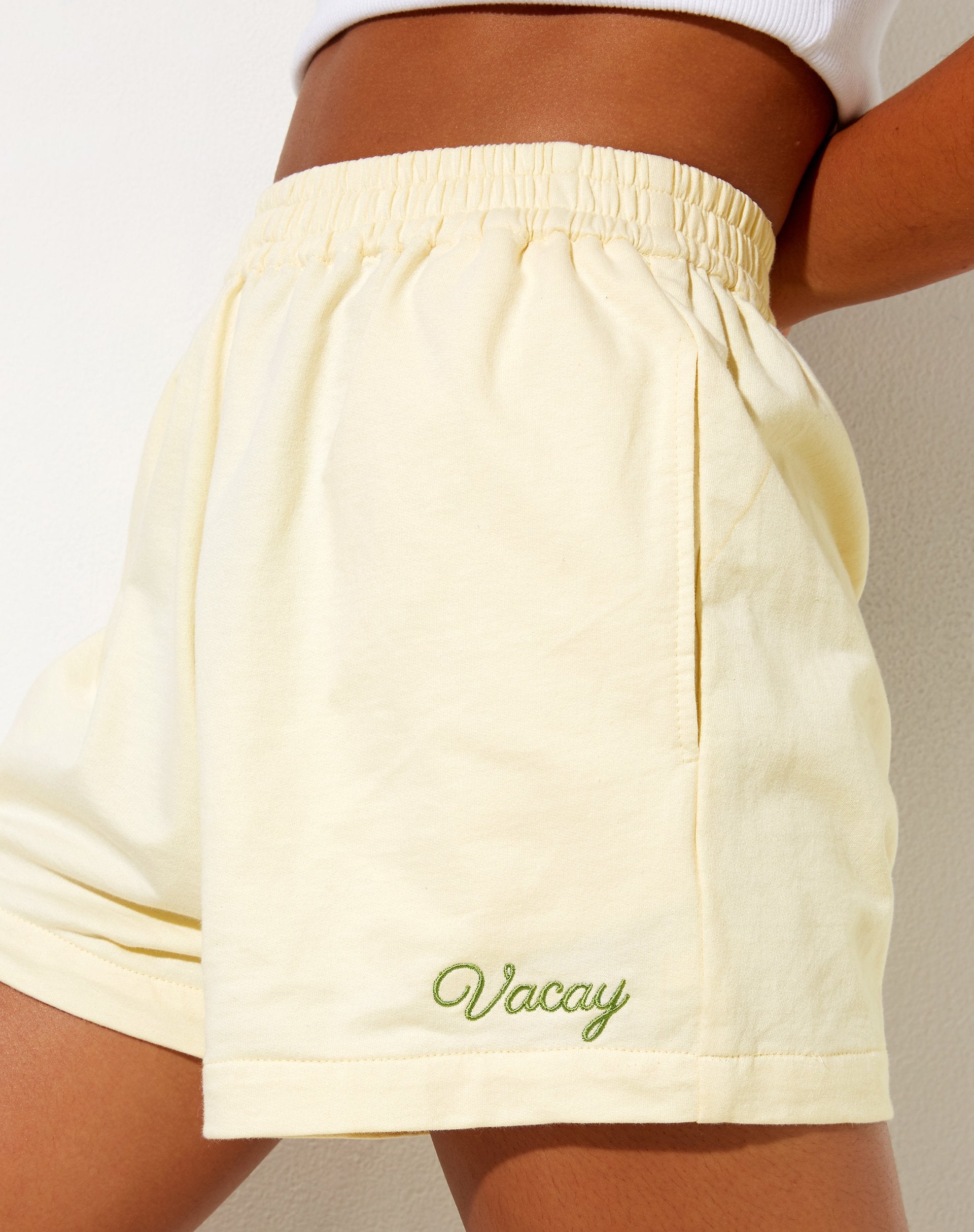 Bild von Terry Short in Buttercreme Vacay Embro