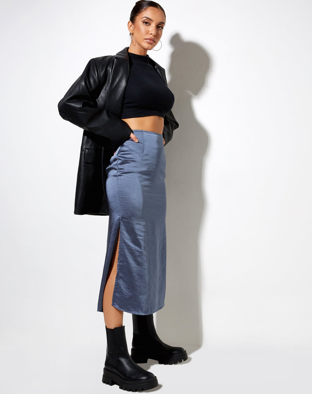 Tindra Midirock aus Satin in Schieferblau