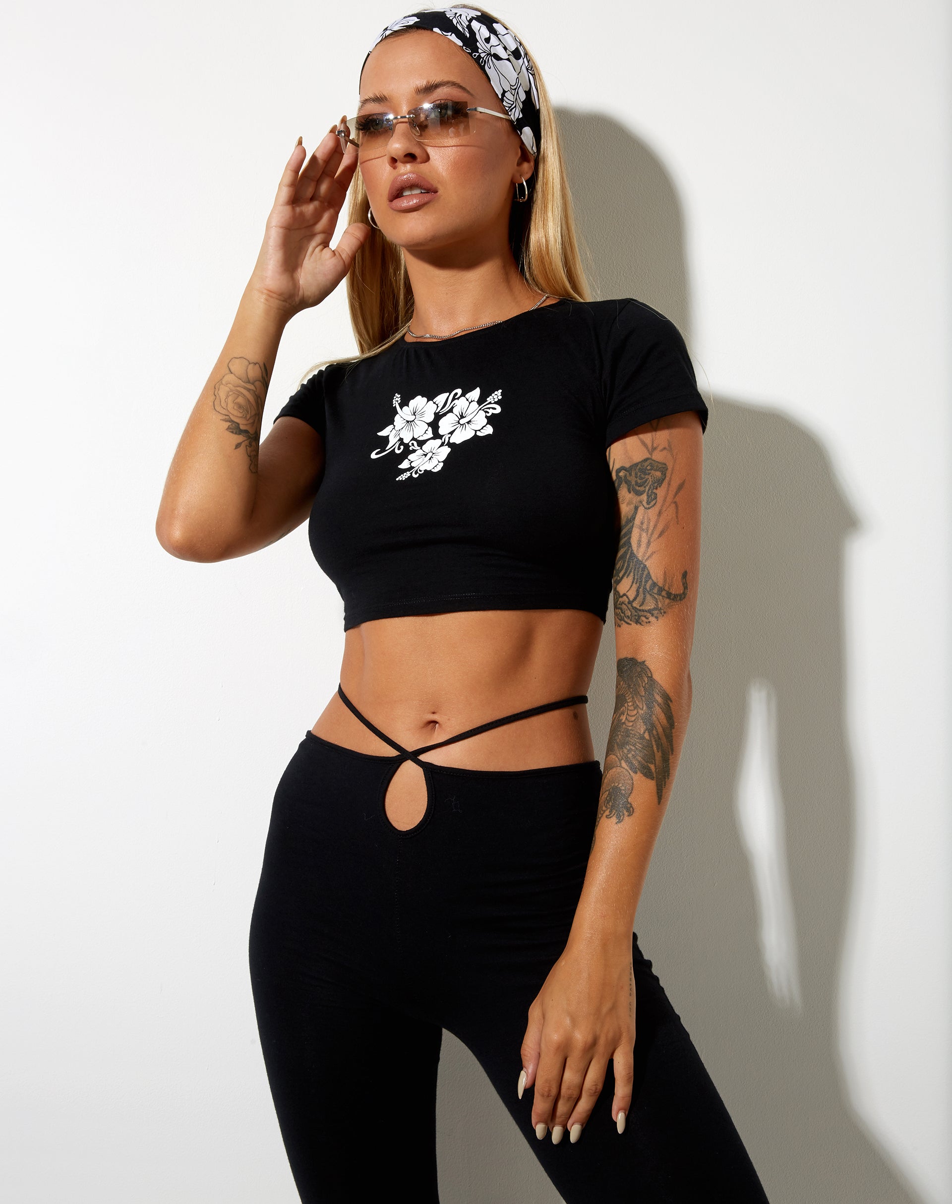 Bild von Tindy Crop Top in Schwarz Hibiskus
