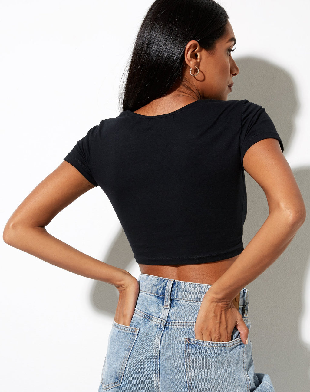 Tindy Crop in Schwarz mit roter Pilzstickerei
