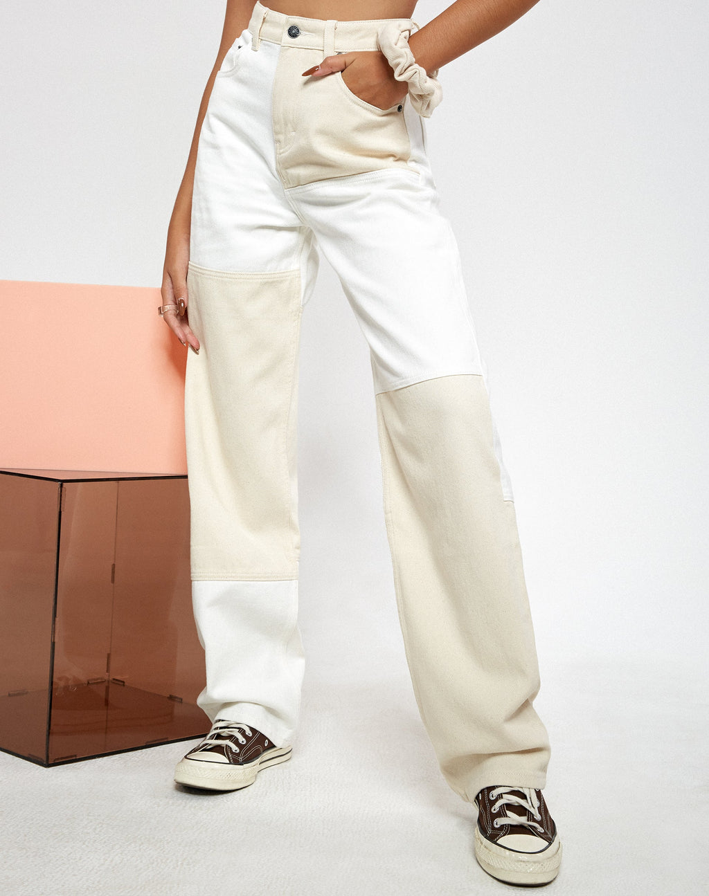 Parallele Jeans mit Tonal-Panel in Weiß und Ecru