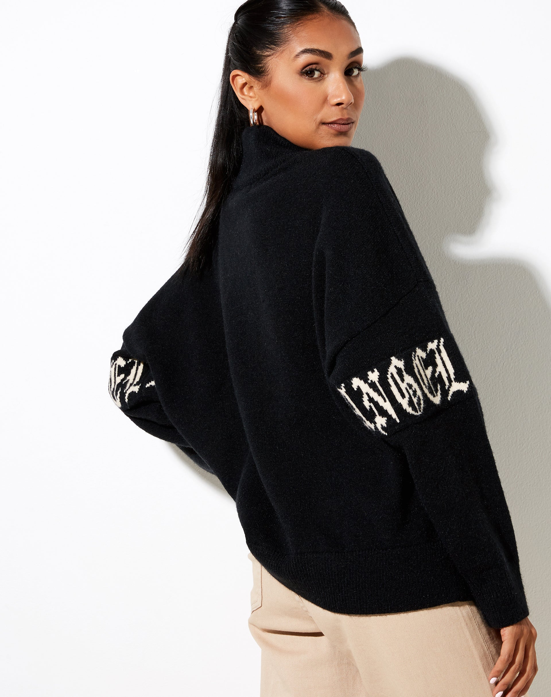 Image of Tusca Sweatshirt in Schwarz mit Engel auf dem Ärmel