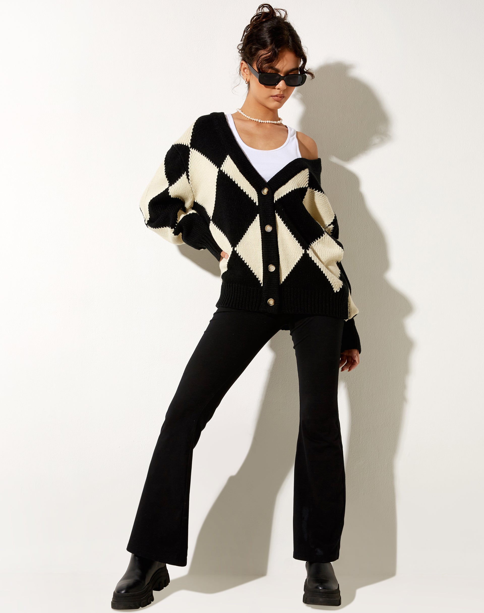 Bild von Uriela Cardi in Harlequin Schwarz und Off White