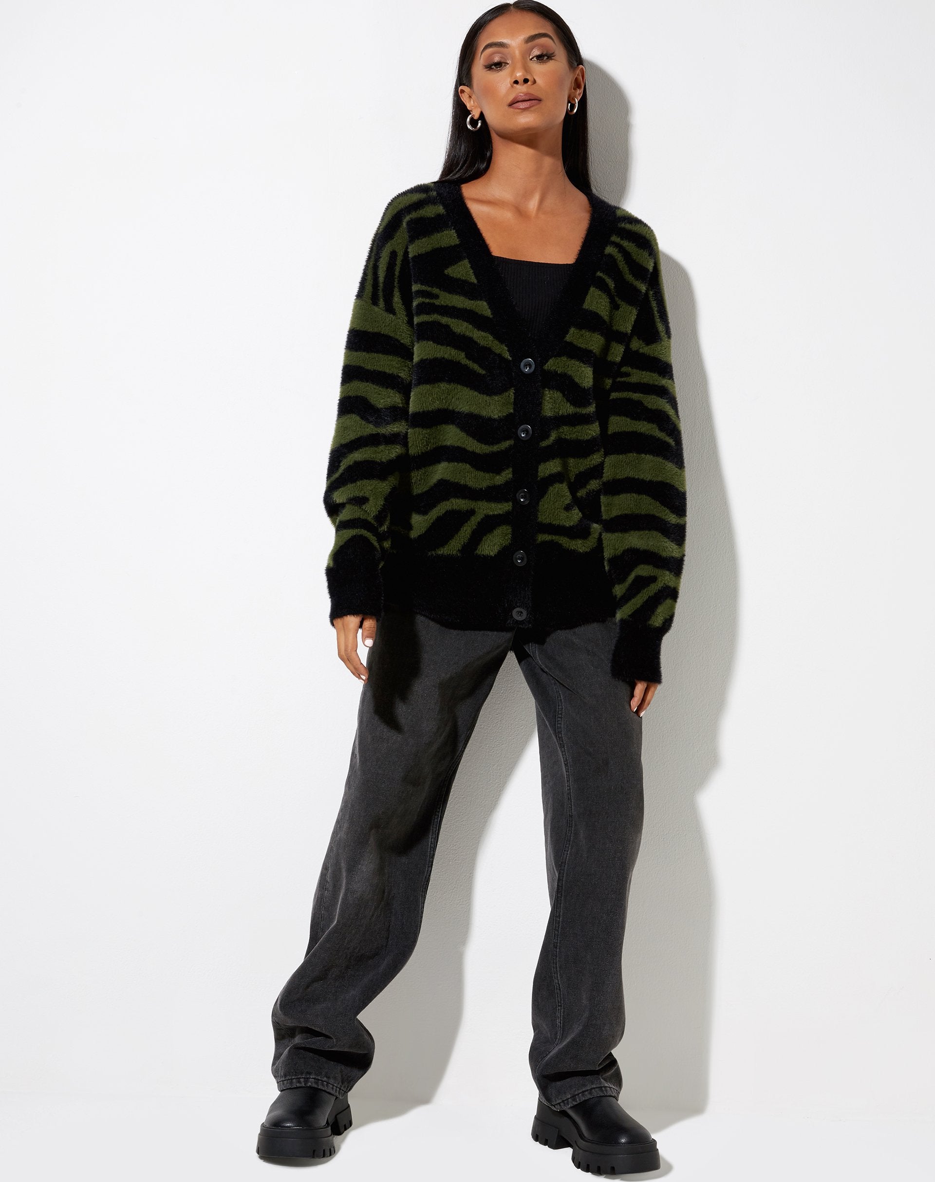 Image of Uriela Cardi in Zebra-Olive und Schwarz gestrickt