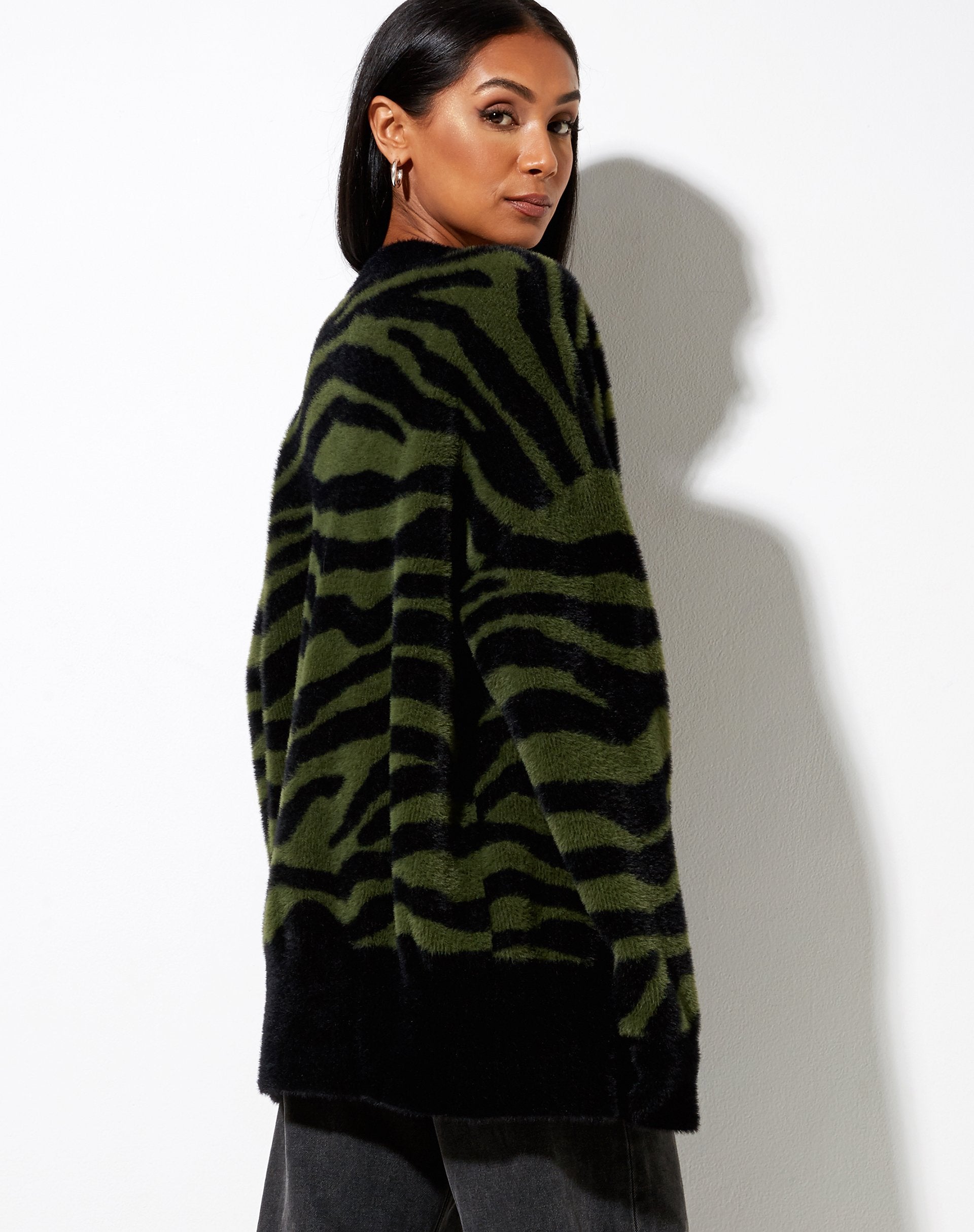 Image of Uriela Cardi in Zebra-Olive und Schwarz gestrickt