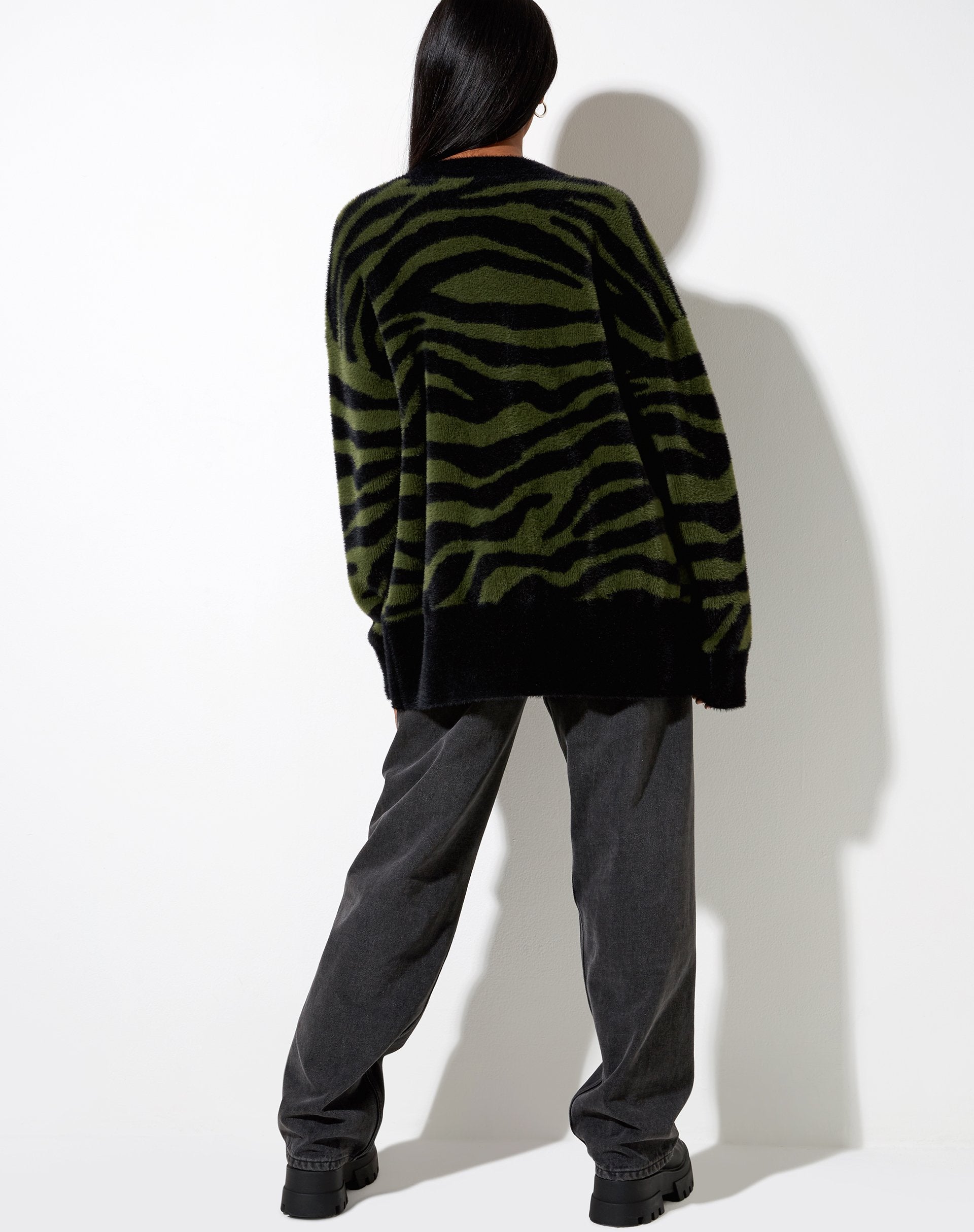 Image of Uriela Cardi in Zebra-Olive und Schwarz gestrickt