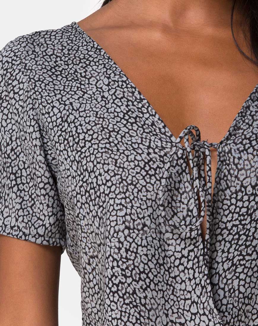 Image of Vaco Bluse in Ditsy Leopard Grau