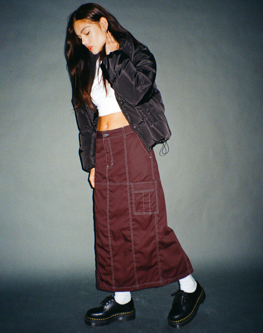 Widya Cargo-Midirock aus Cotton Drill Redwood mit weißer Steppnaht