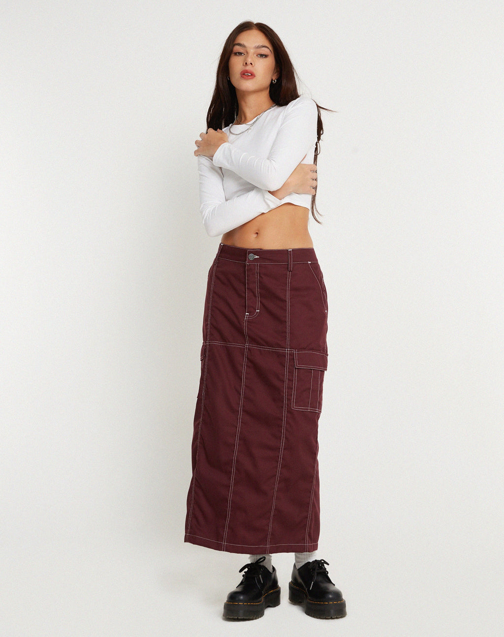 Widya Cargo-Midirock aus Cotton Drill Redwood mit weißer Steppnaht