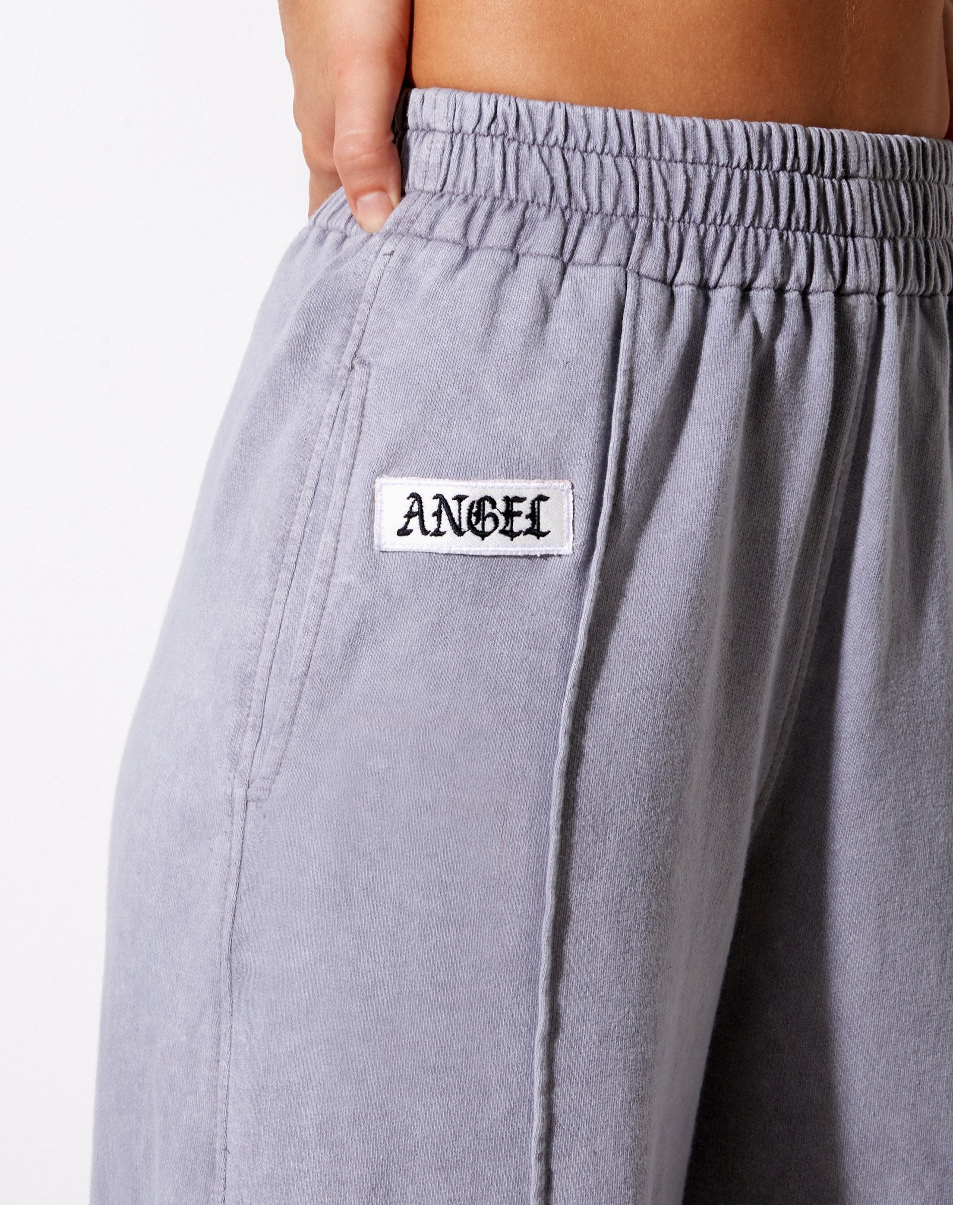 Image of Wungu Hose in grauer Waschung Angel Embro Label