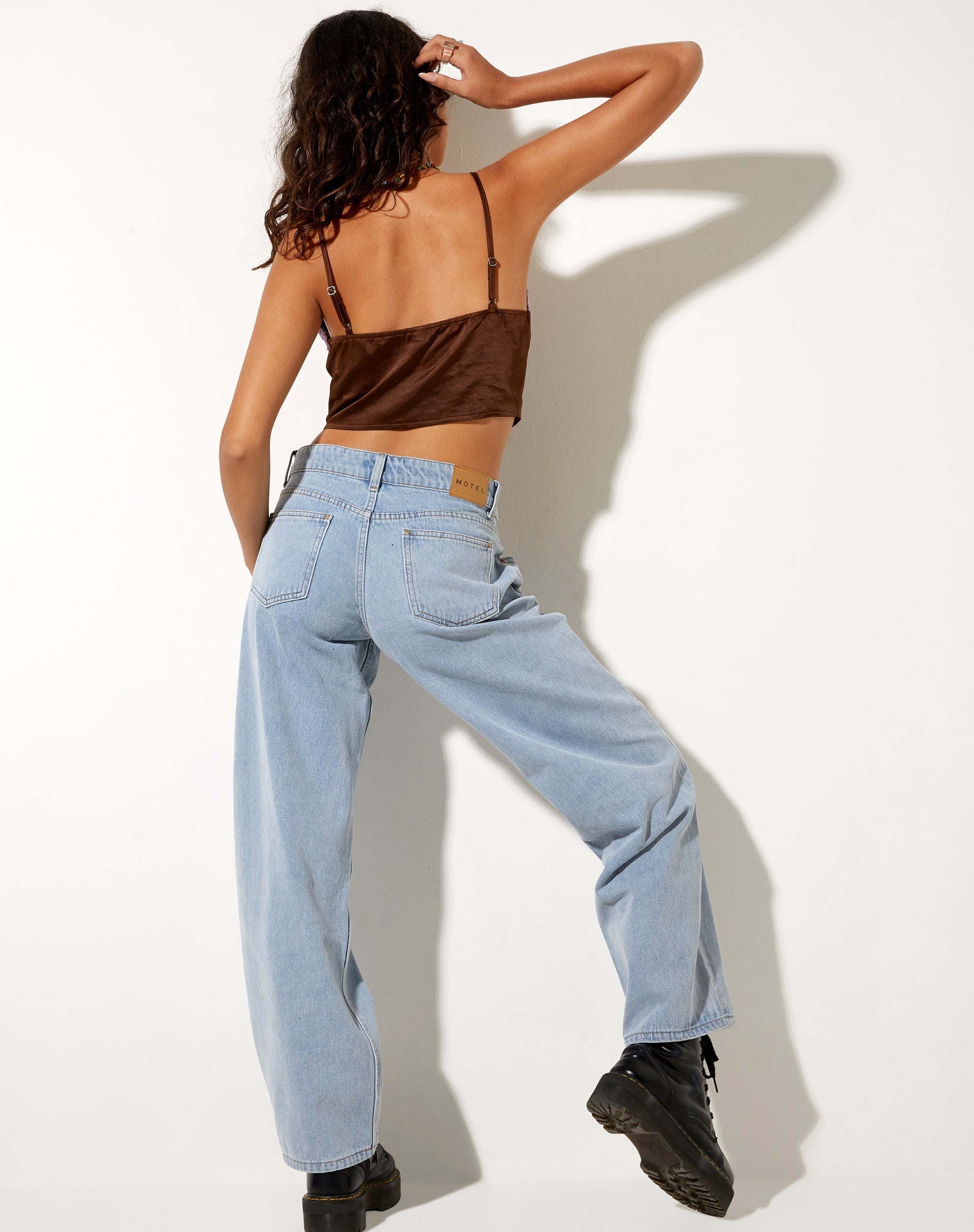 Bild von Yanaka Crop Top in Satin Chocolate mit violetter Spitze