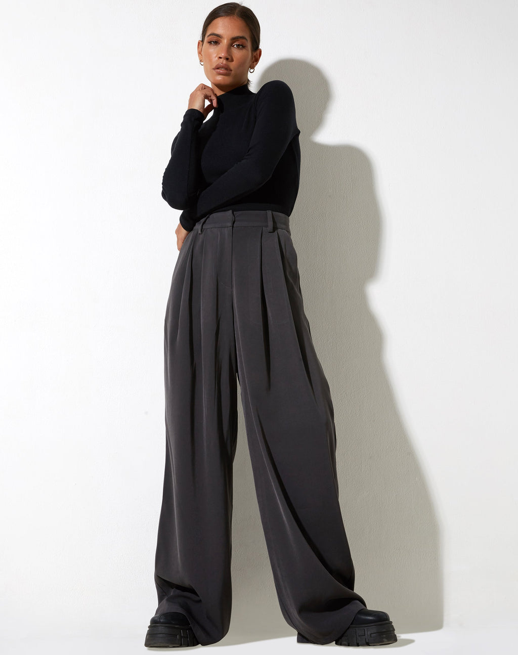 Yeka Hose in Tailoring Charcoal