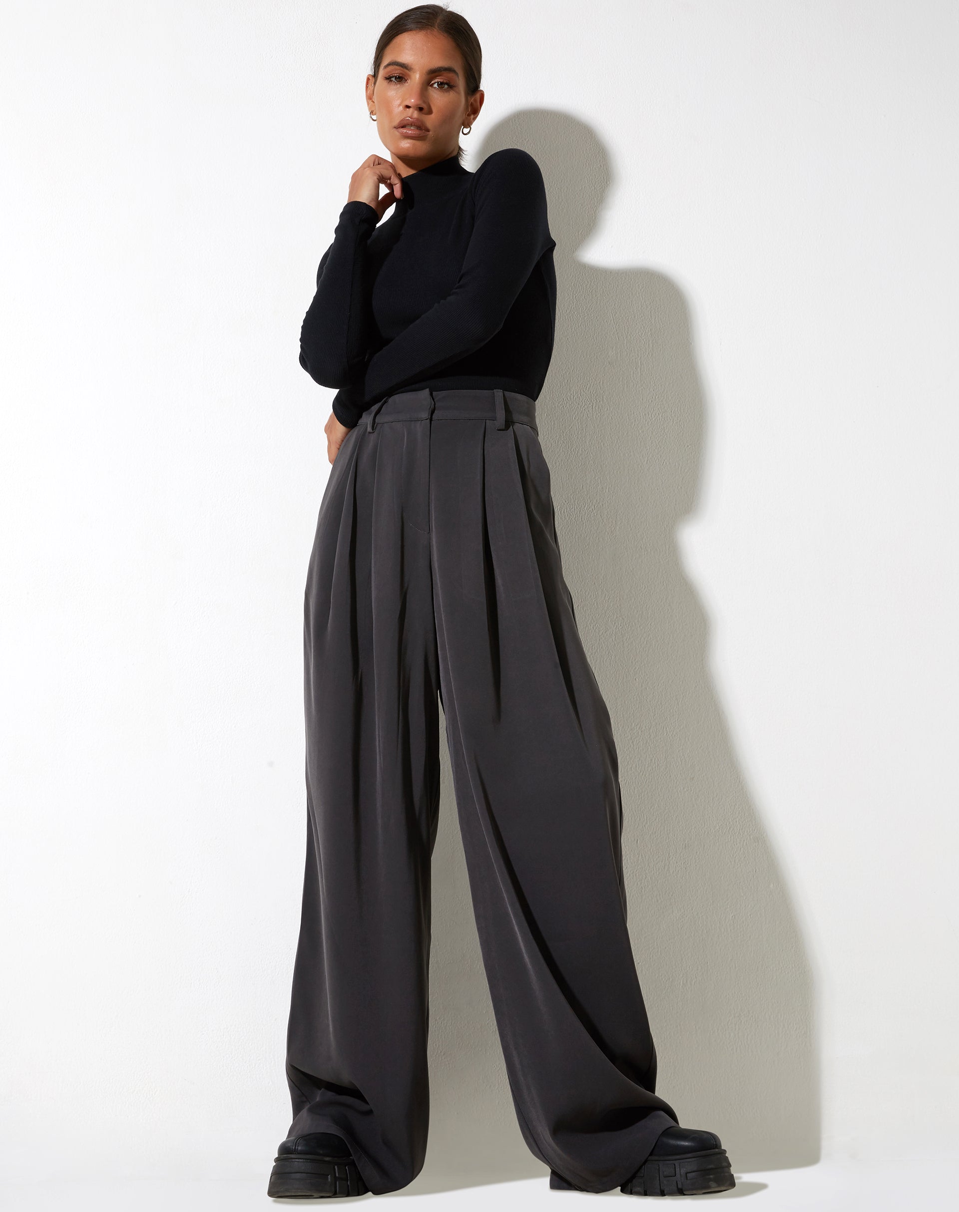 Abbildung der Yeka-Hose in Tailoring Charcoal