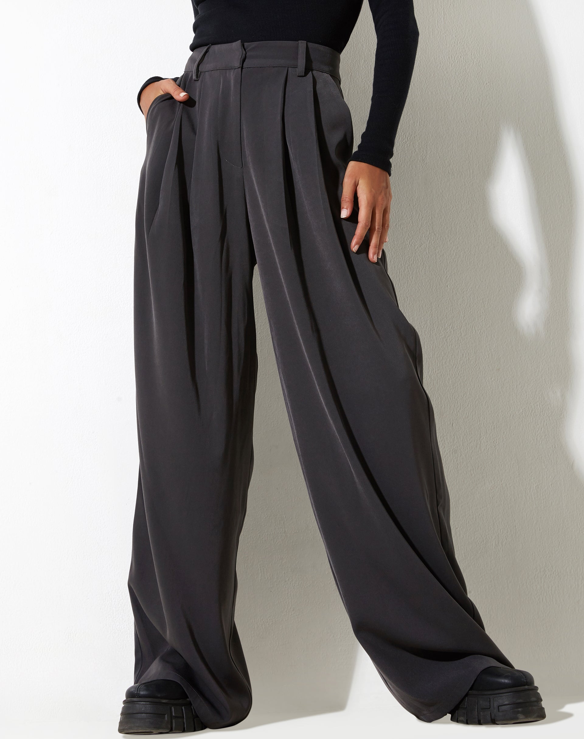 Abbildung der Yeka-Hose in Tailoring Charcoal