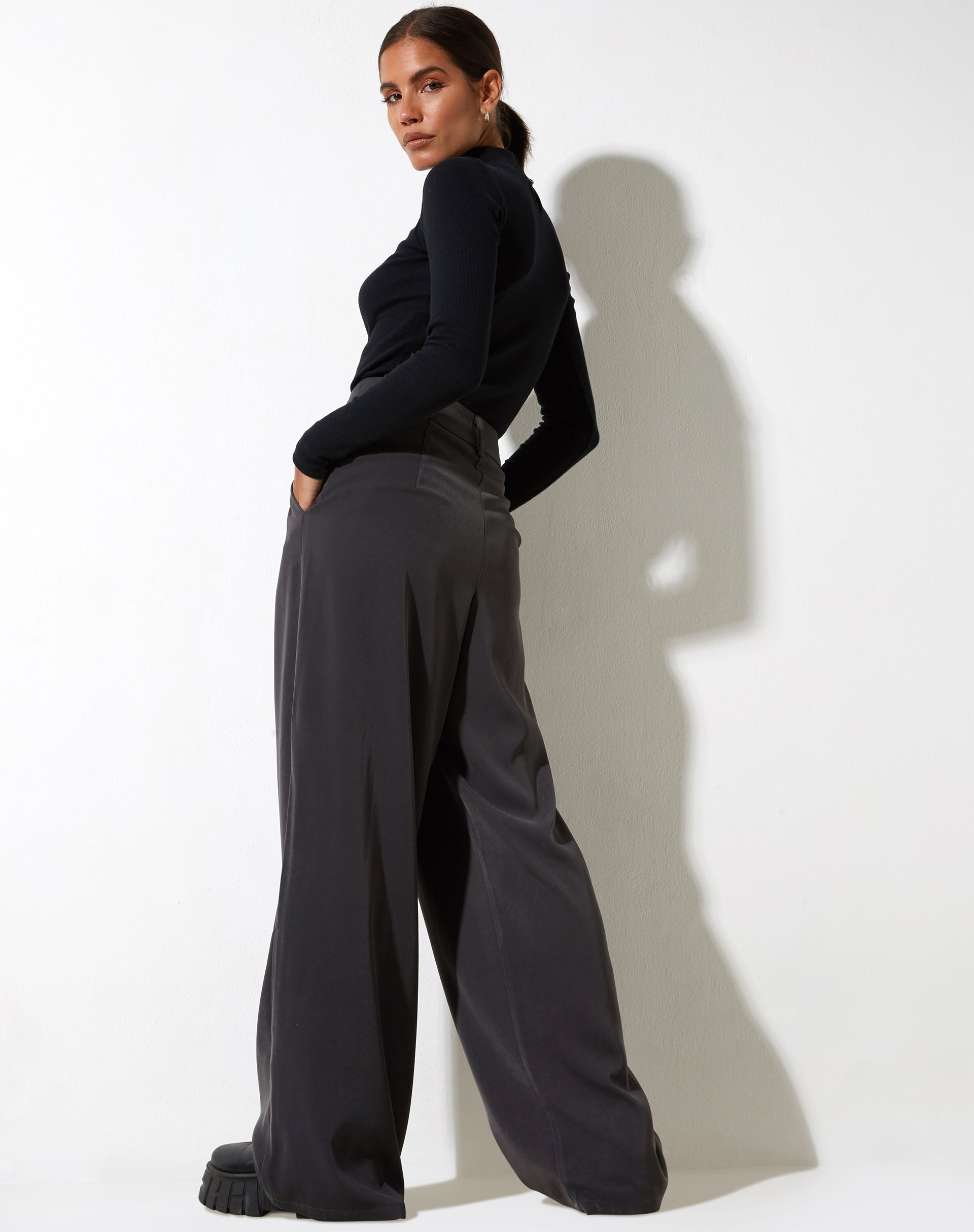 Abbildung der Yeka-Hose in Tailoring Charcoal