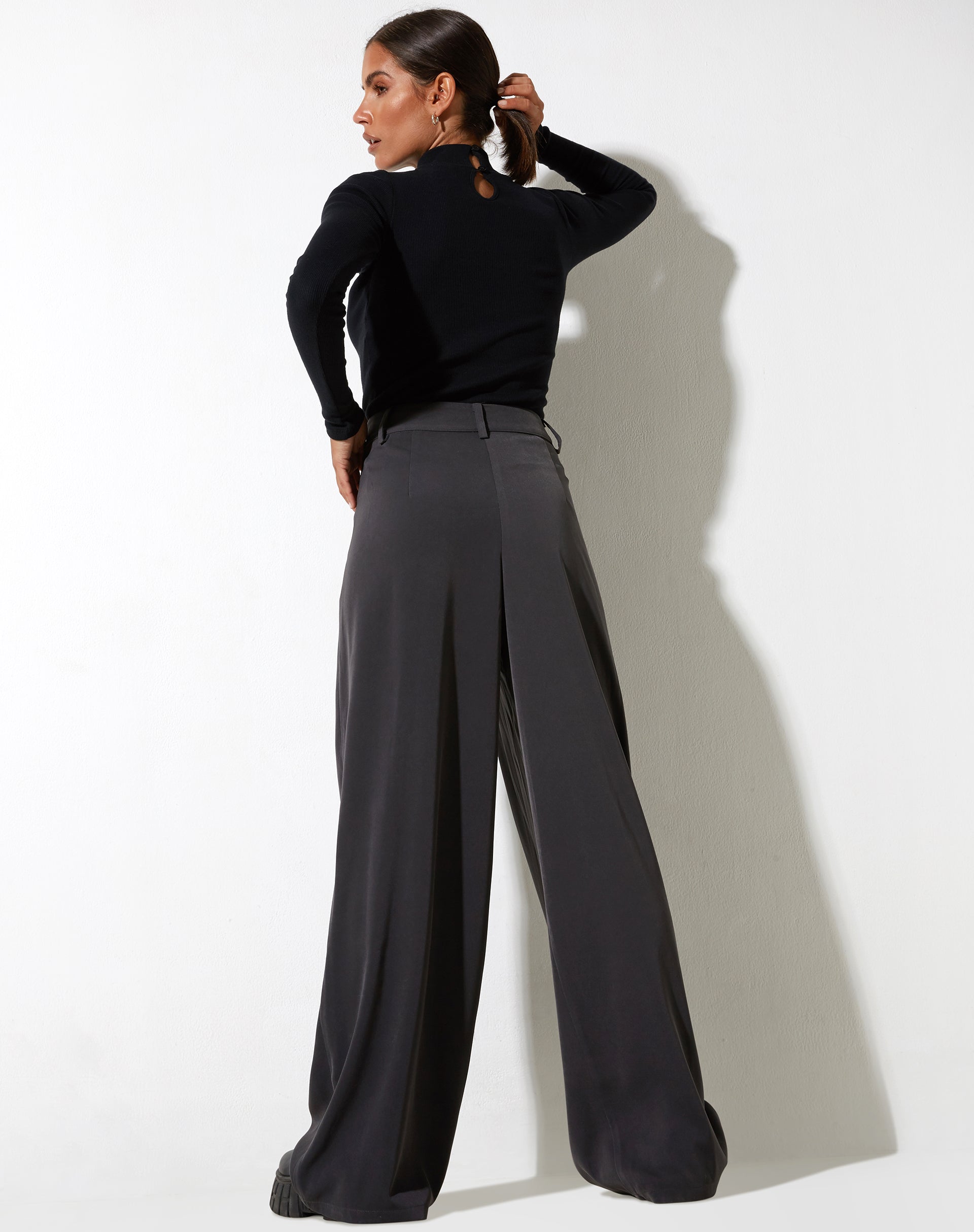 Abbildung der Yeka-Hose in Tailoring Charcoal