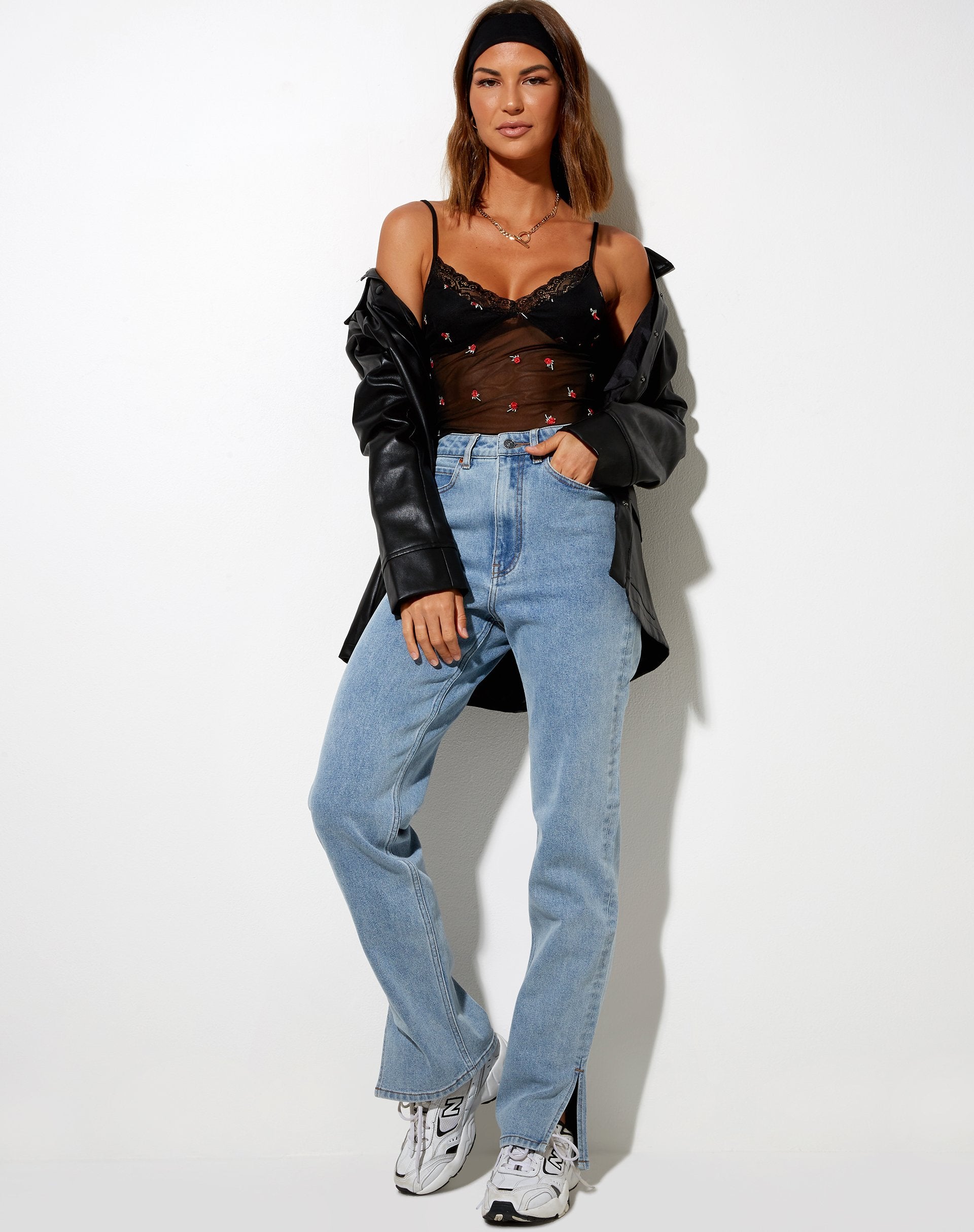 Bild von Yenika Crop Top in Schwarz mit roter Rosenstickerei
