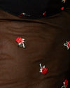 Schwarz mit roter Rosenstickerei.