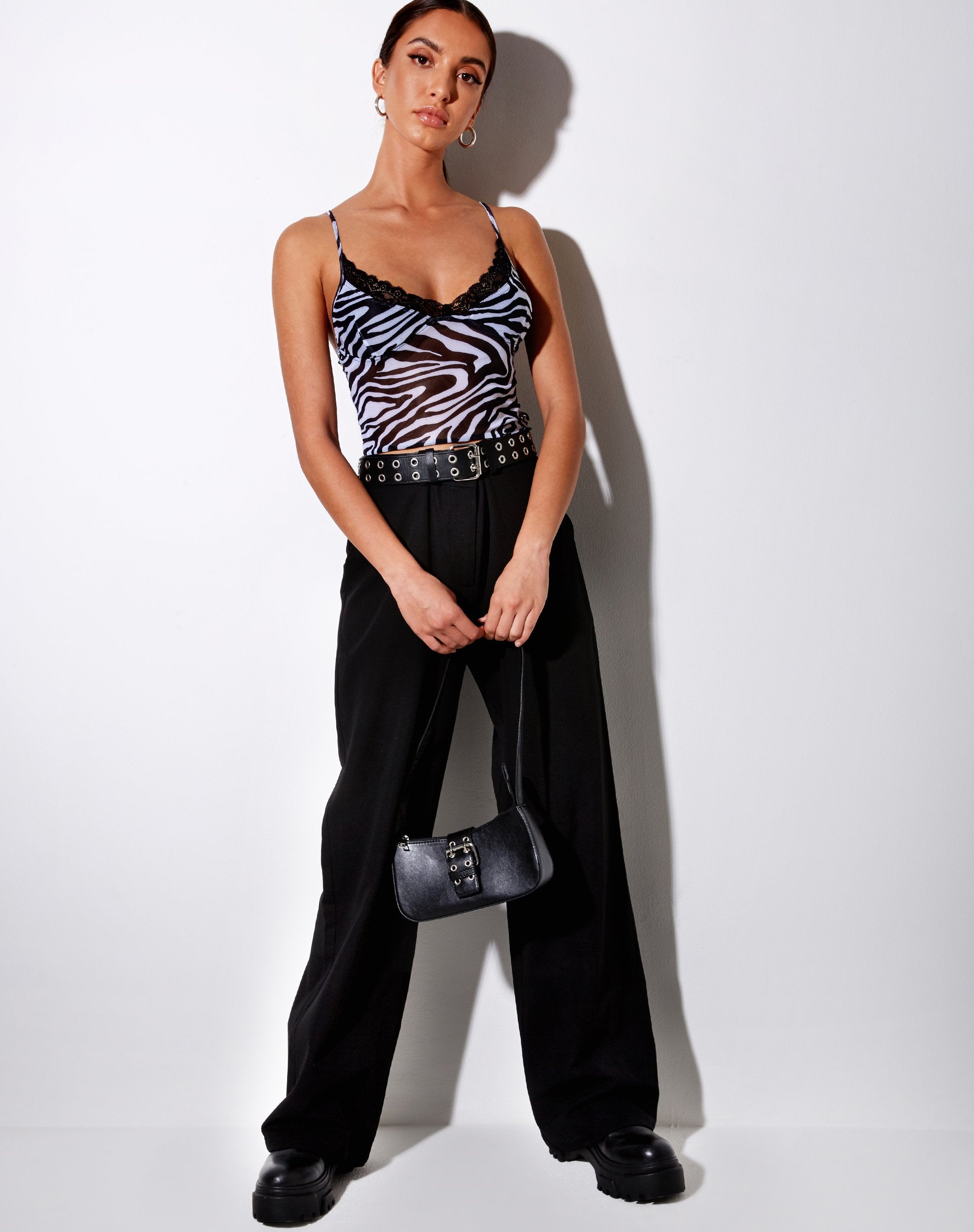 Bild von Yenika Crop Top in Wavey Zebra Schwarz und Weiß mit Spitze