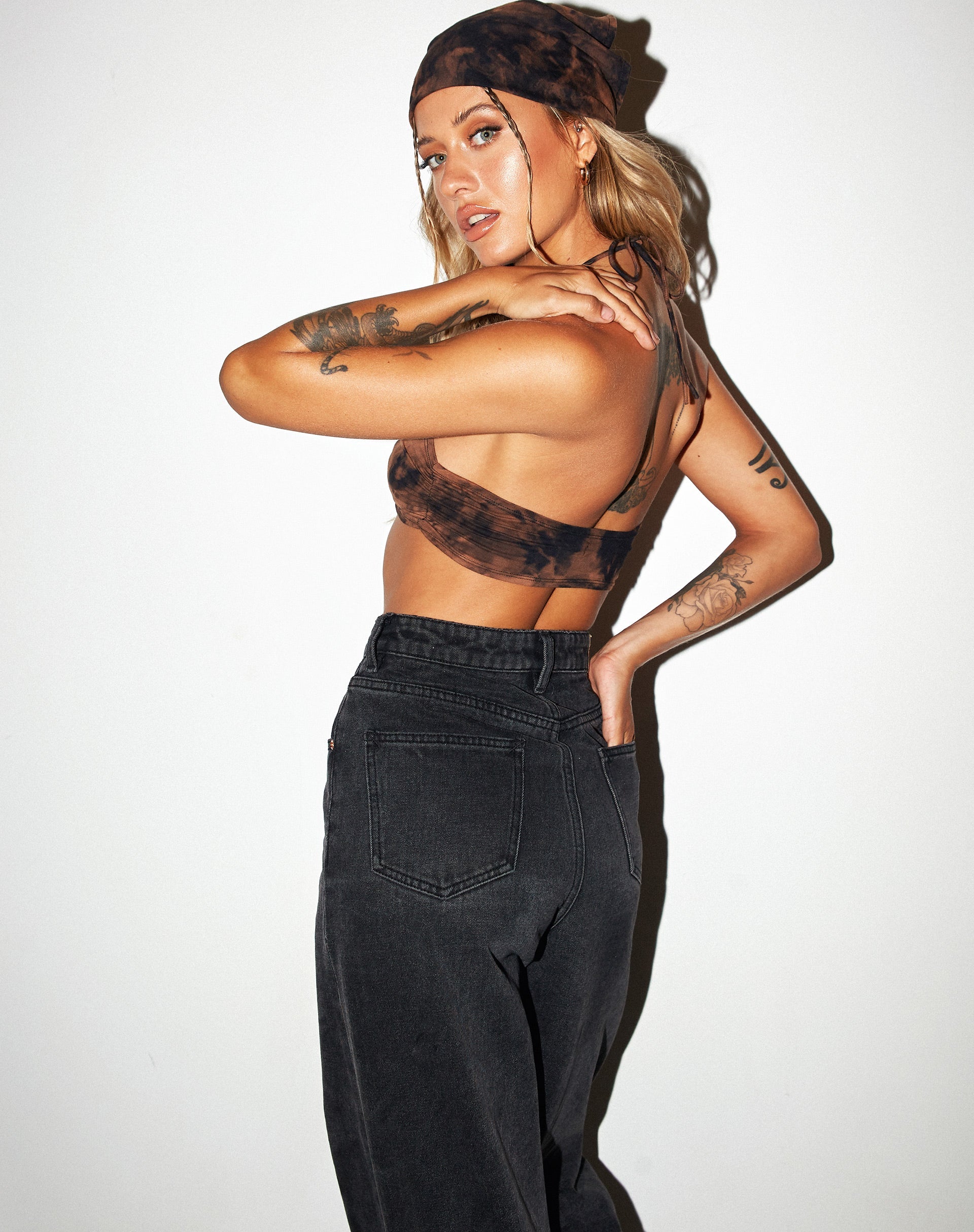 Bild von Yessa Crop Top in Schwarz Rost Tie Dye