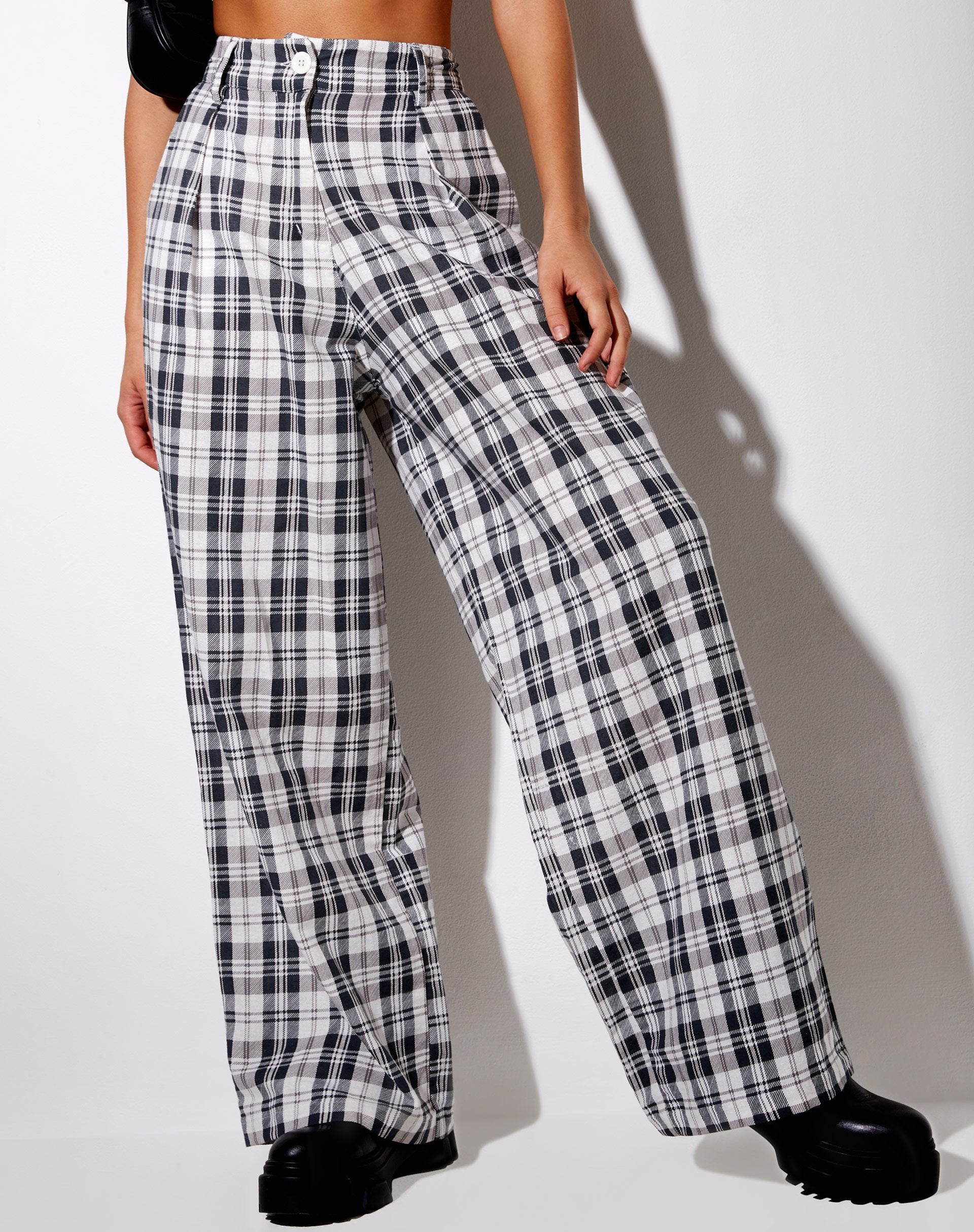 Bild von Yeva Hose in Checking Out Grau