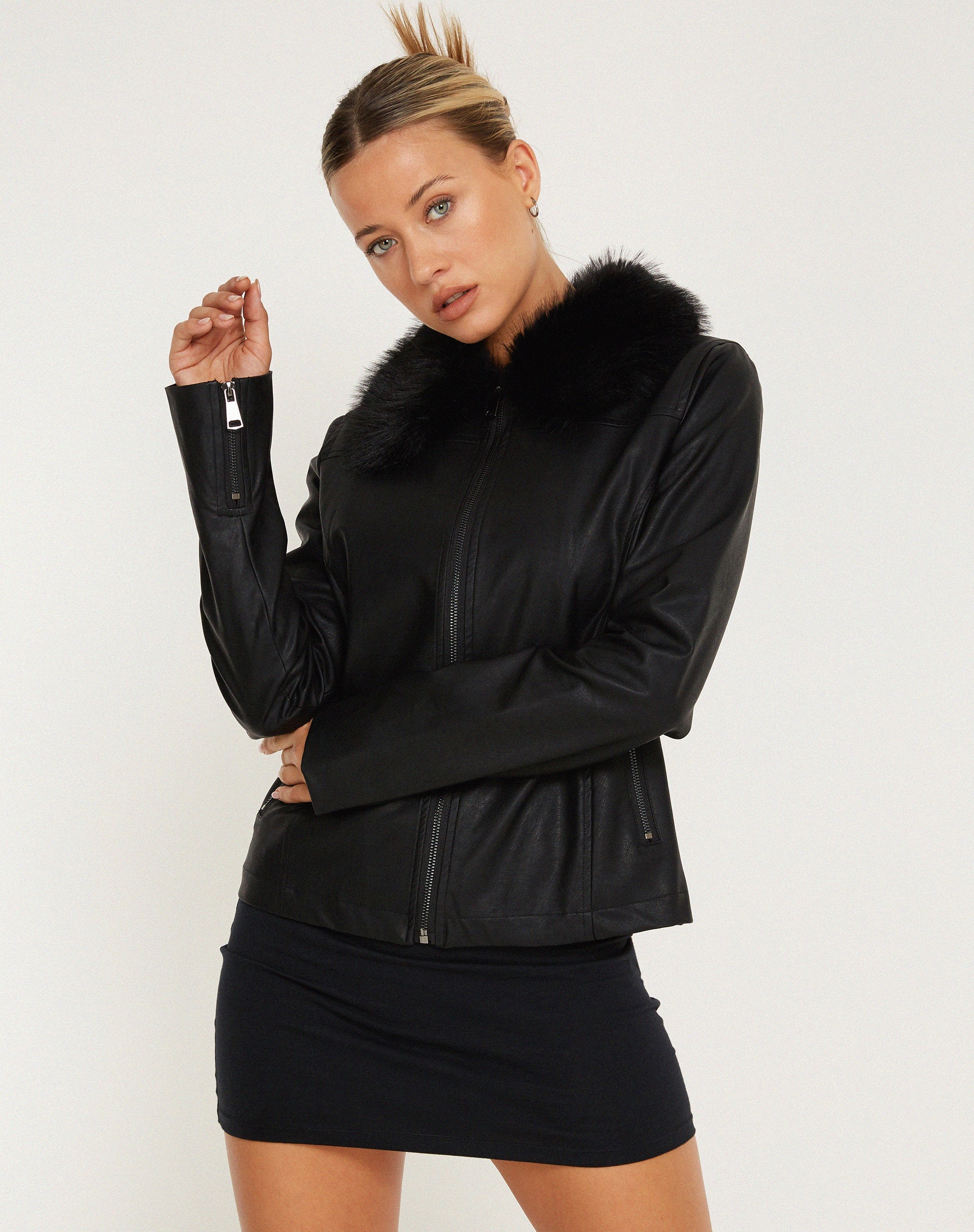 Abbildung der Yindo Zip Up Jacke in PU Schwarz