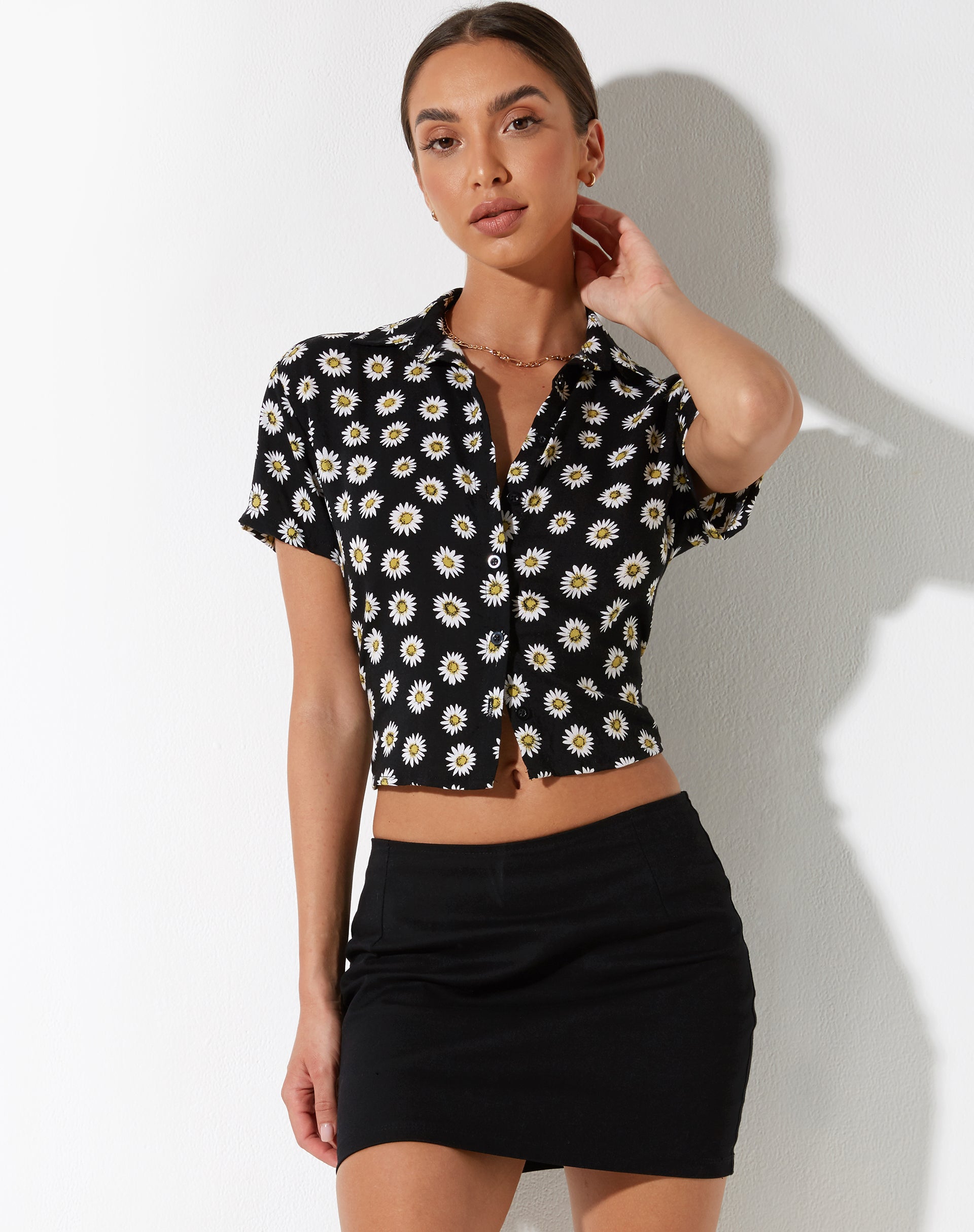 Bild von Yuwen Cropped Shirt in Grunge Daisy Black