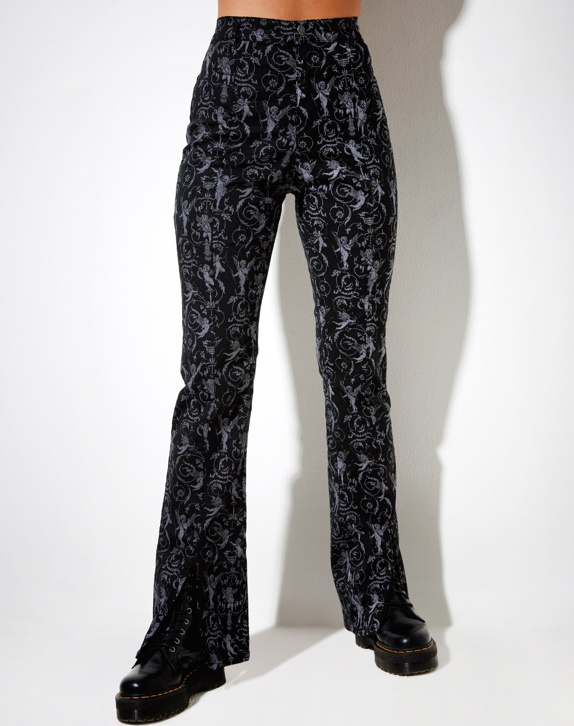 Image of Zabby Flare Hose in Barock Cherub Schwarz und Grau