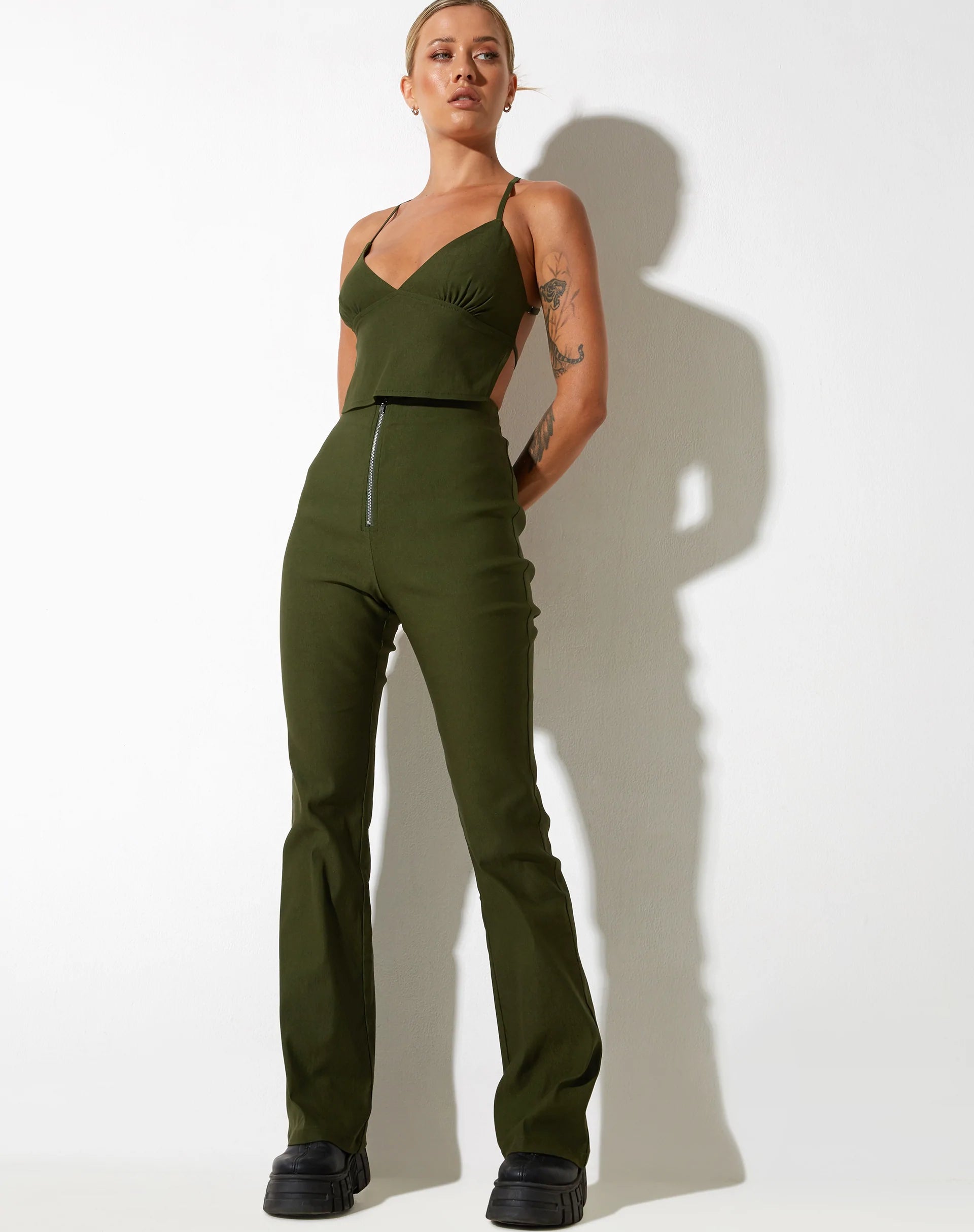 Abbildung der Zorah Schlaghose in Tailoring Olive