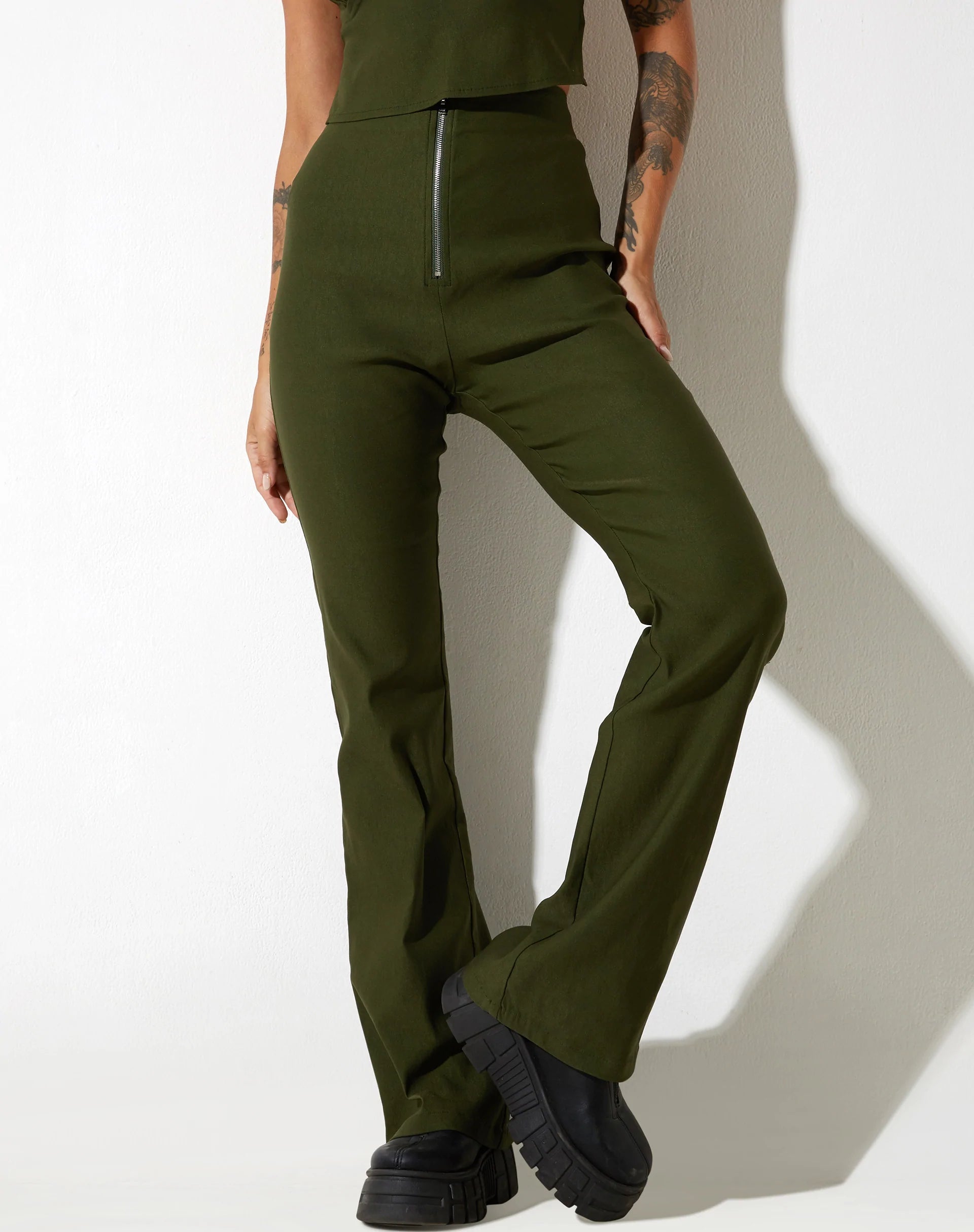 Abbildung der Zorah Schlaghose in Tailoring Olive