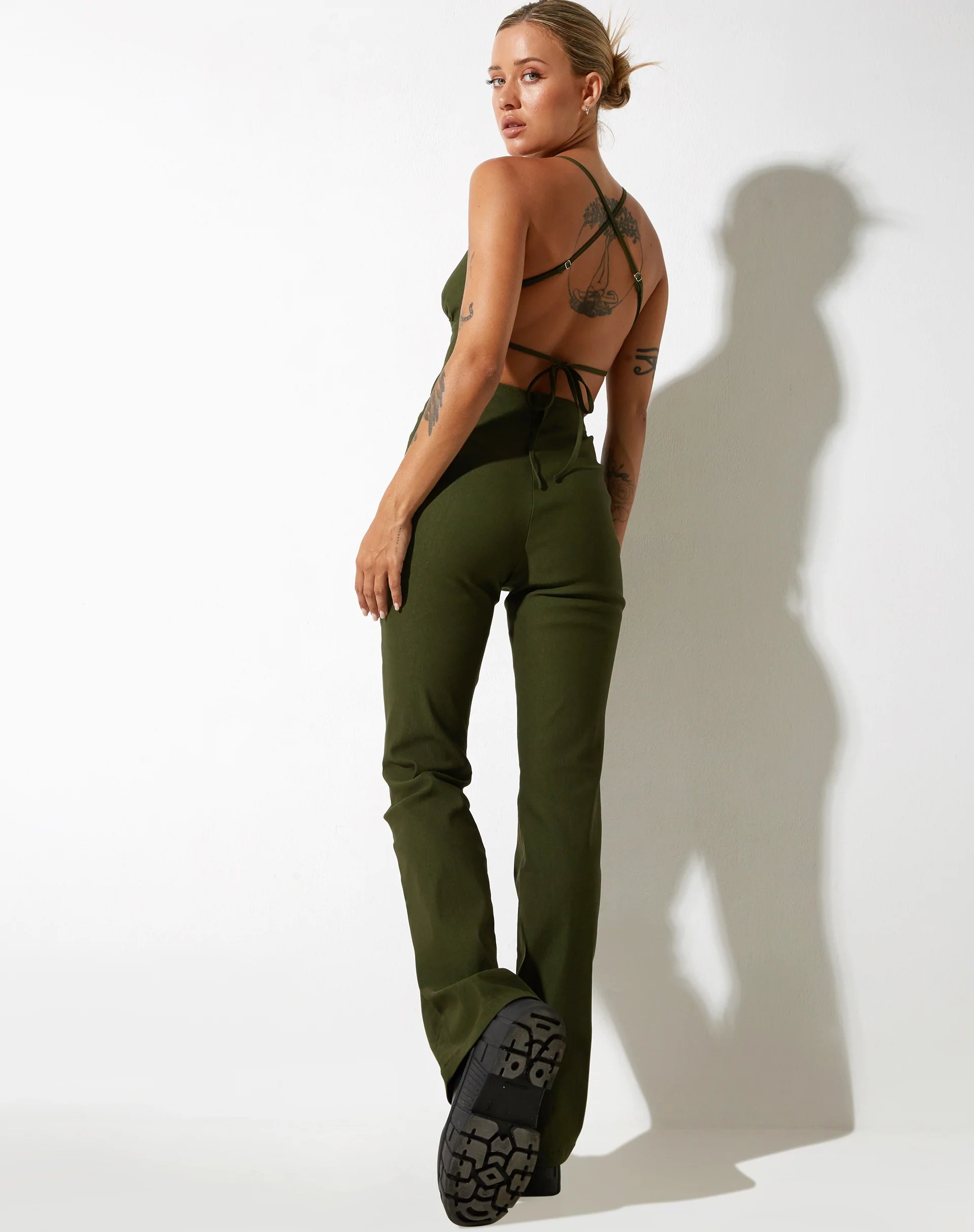 Abbildung der Zorah Schlaghose in Tailoring Olive