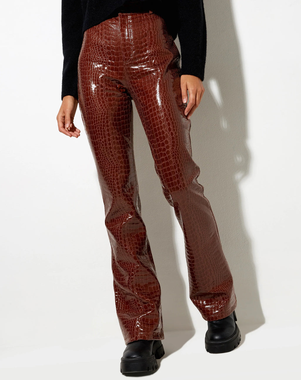 Zoven Schlaghose aus Croc PU Braun