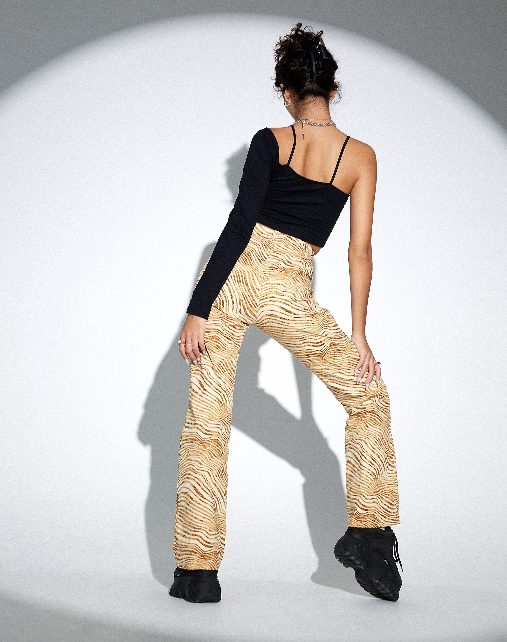 Bild von MOTEL X OLIVIA NEILL Zoven Flare Hose in Desert Terrain Tan