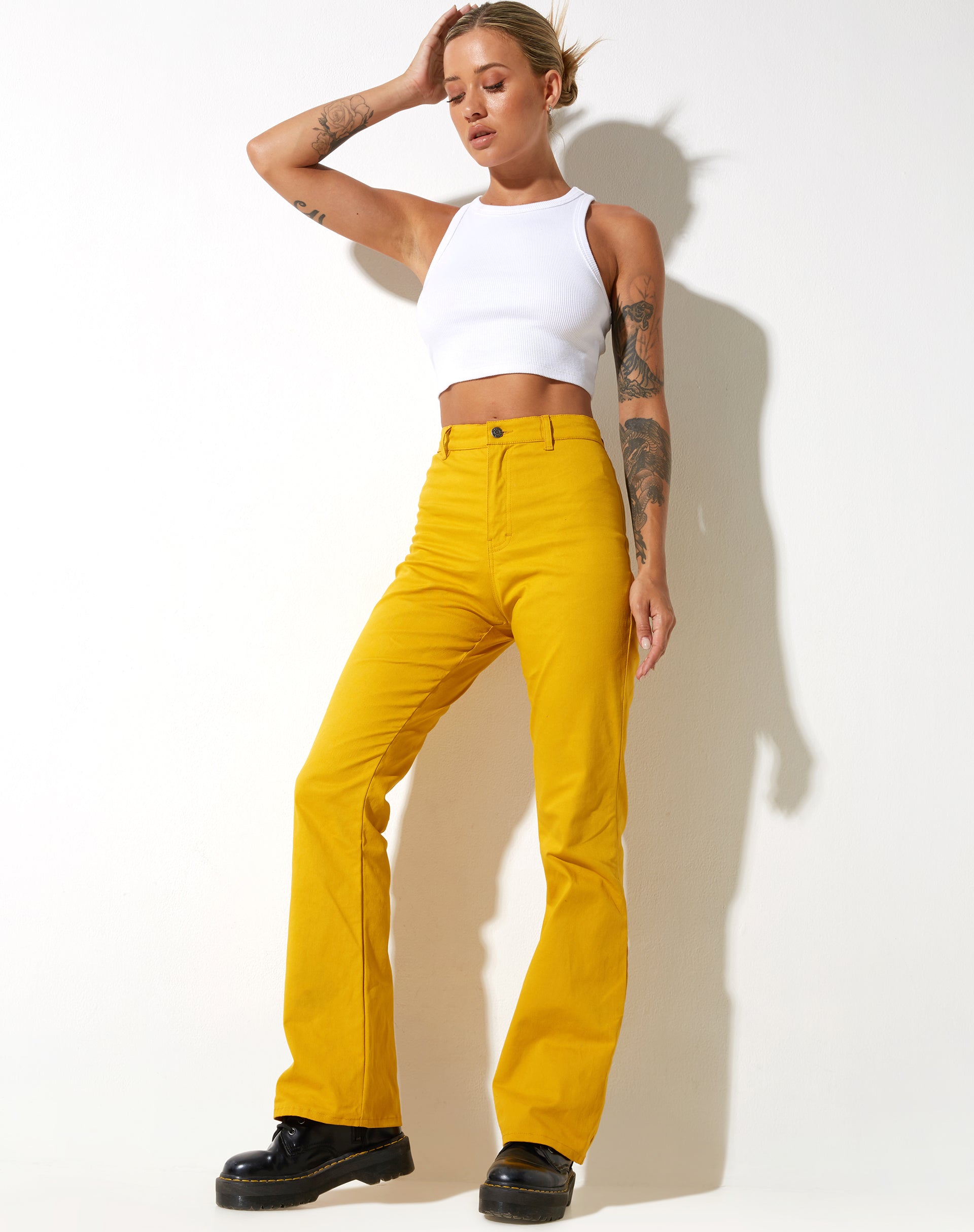 Abbildung der Zoven Flare Trouser in Twill Sulfur Mustard