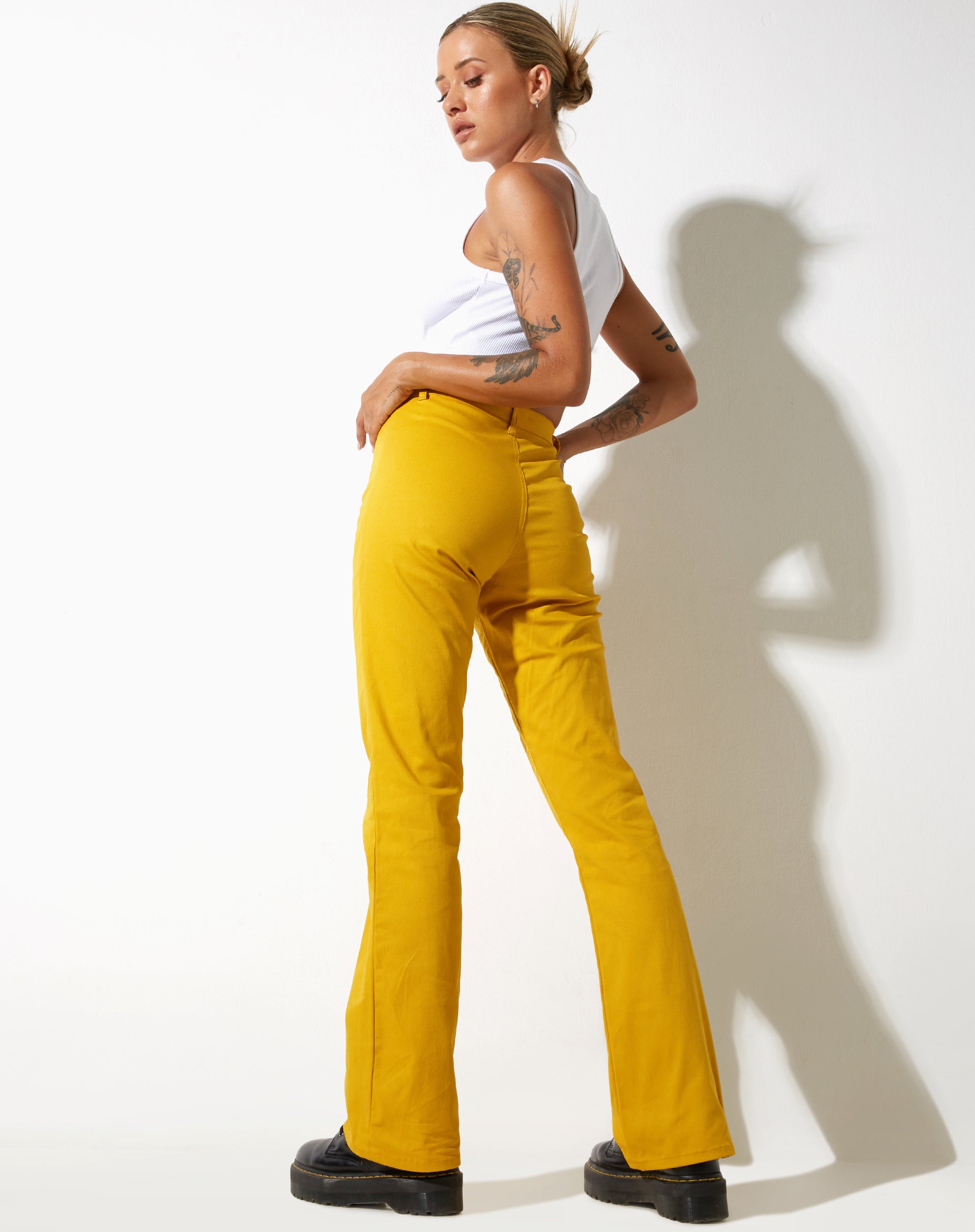 Abbildung der Zoven Flare Trouser in Twill Sulfur Mustard