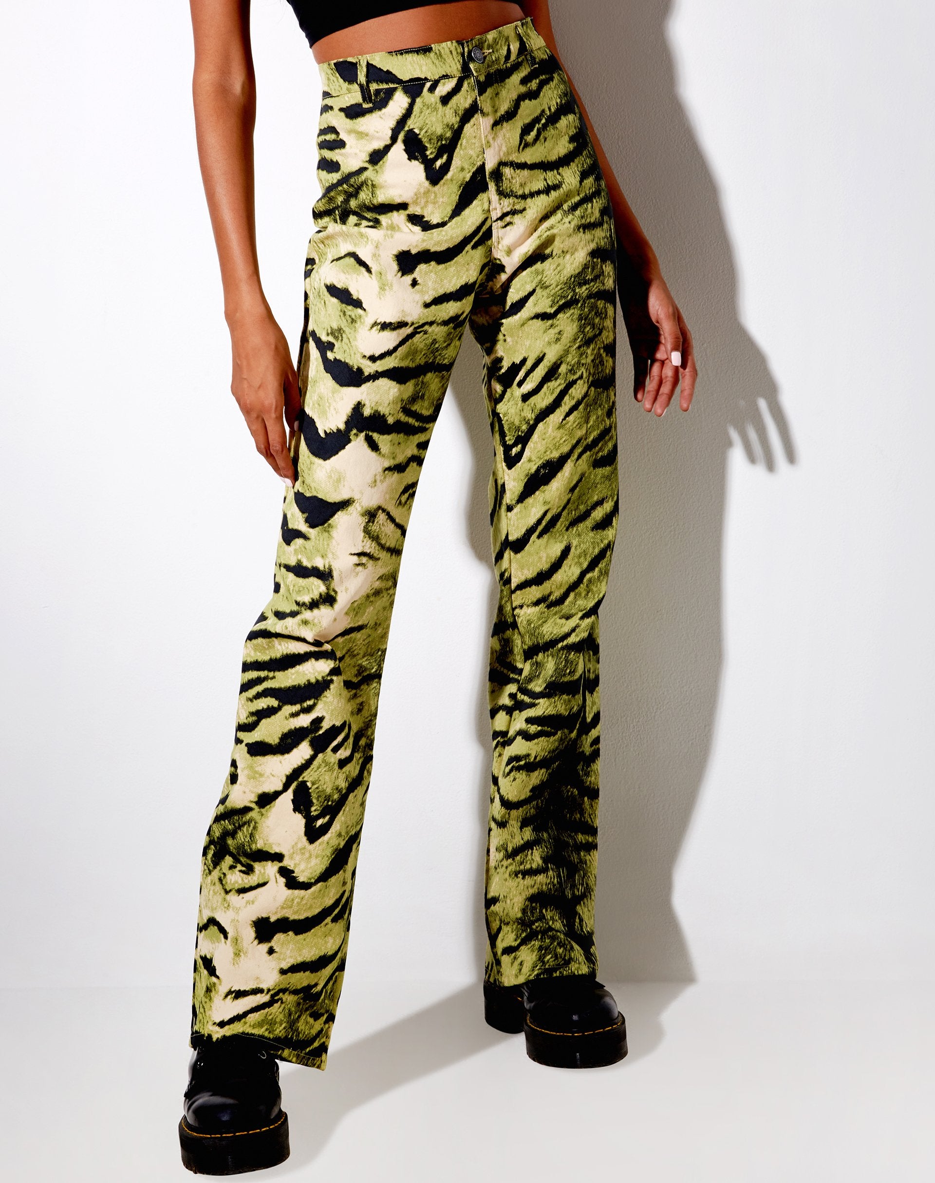 Image of Zoven Schlaghose in Tiger Full Khaki Platzierung