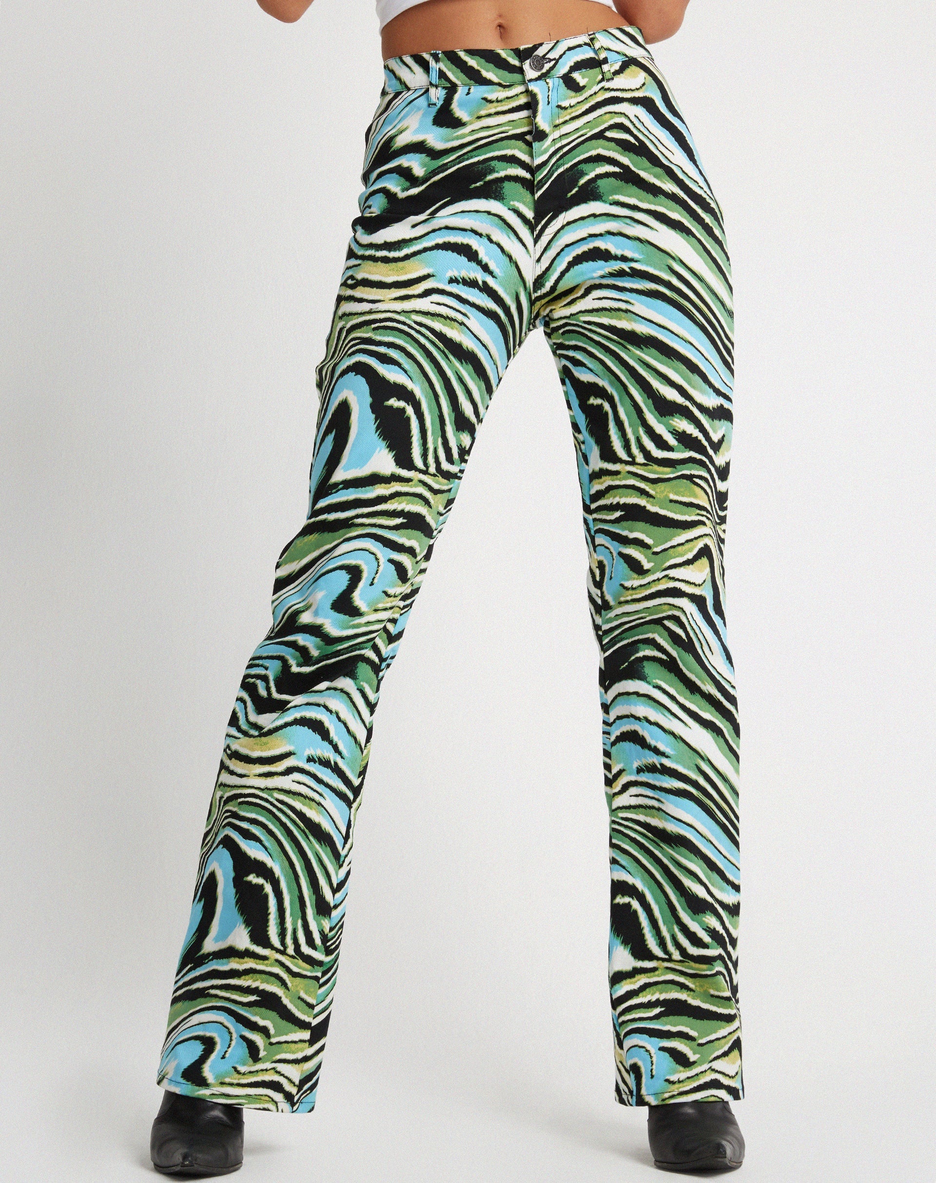 Abbildung der Zoven Flare Trouser in Warped Zebra Blue