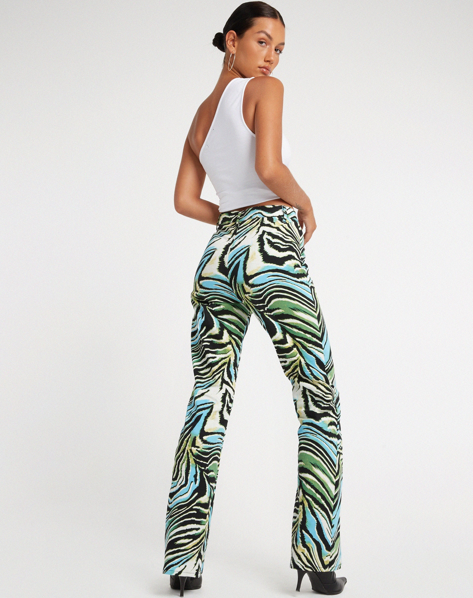Abbildung der Zoven Flare Trouser in Warped Zebra Blue
