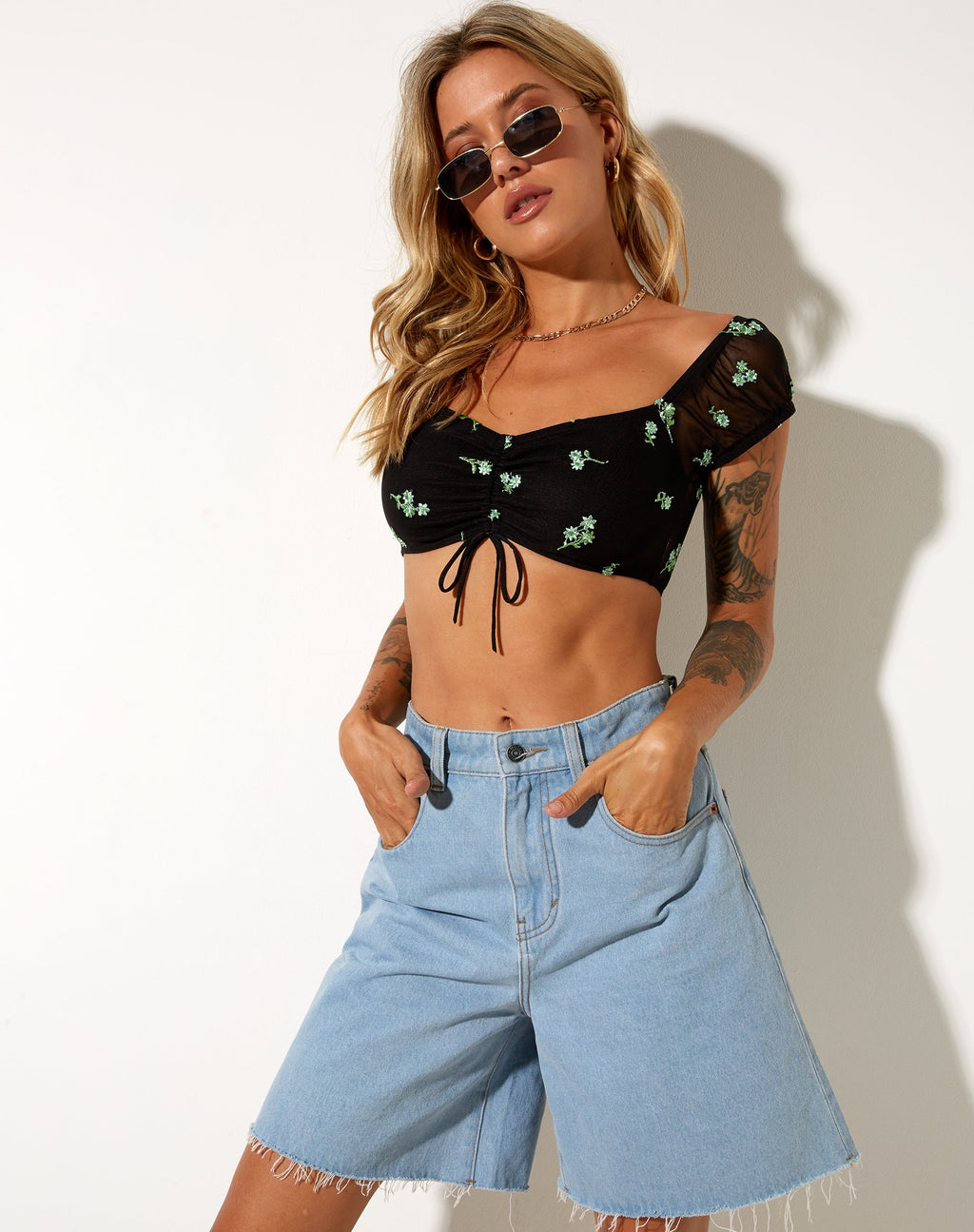 Zule Crop Top in Schwarz Daisy Lime Embro