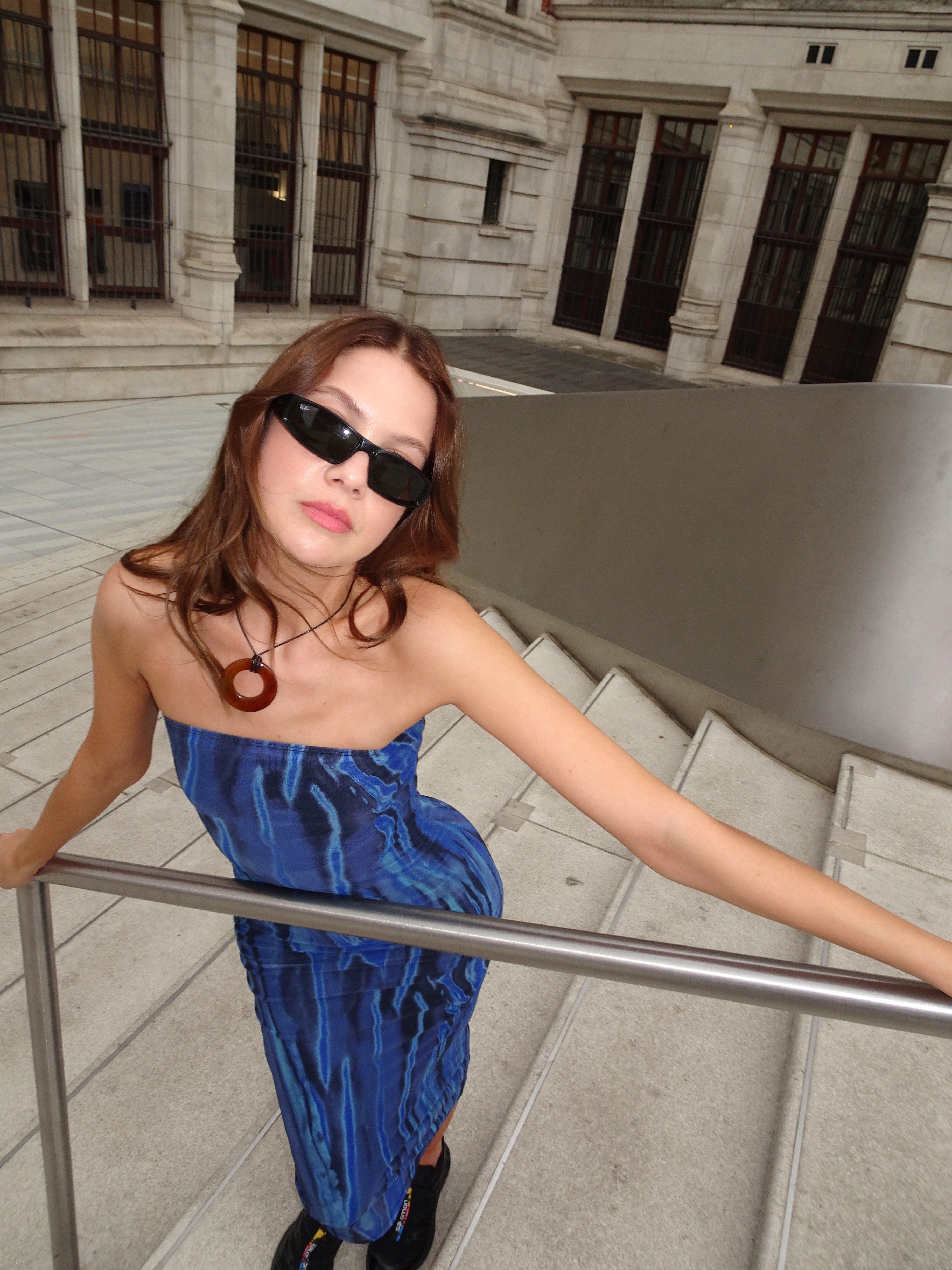 Bild von MOTEL X JACQUIE Shuro Maxikleid in Colour Bleed Blau