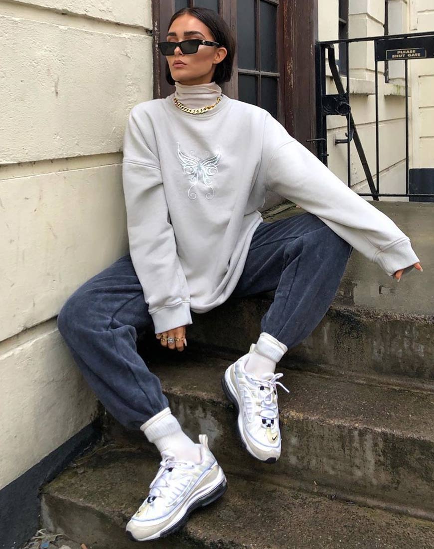 Image of Glo Sweatshirt in Ecru mit Schmetterlingsstickerei