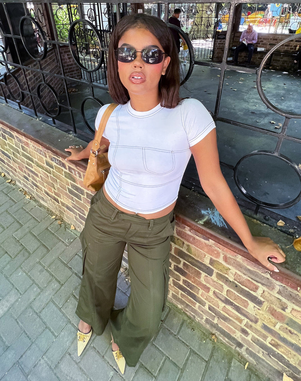 Shyla Cropped Tee in Weiß mit schwarzer Naht