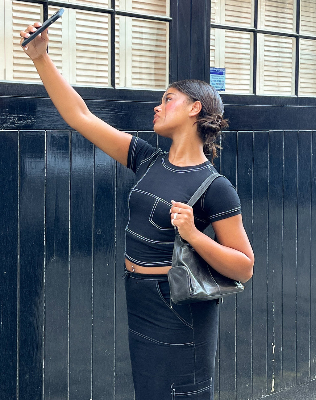 Shyla Cropped Tee in Schwarz mit weißer Naht