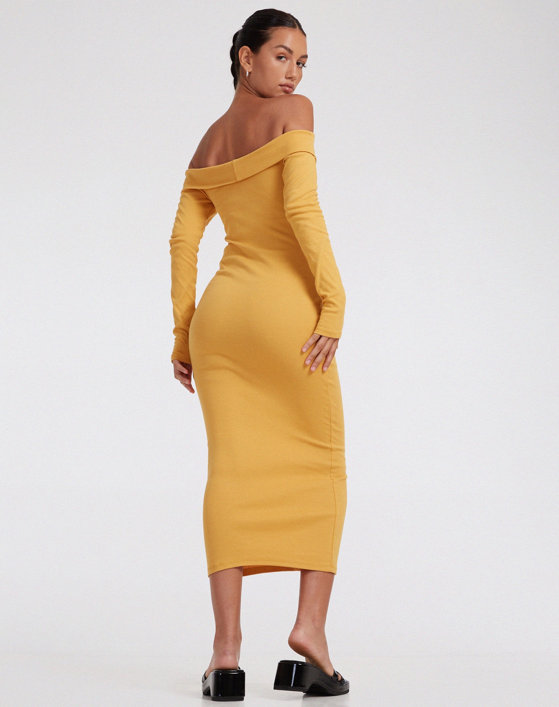 Image of Shiloh Langärmeliges Kleid aus Rippstrick in Dottergelb