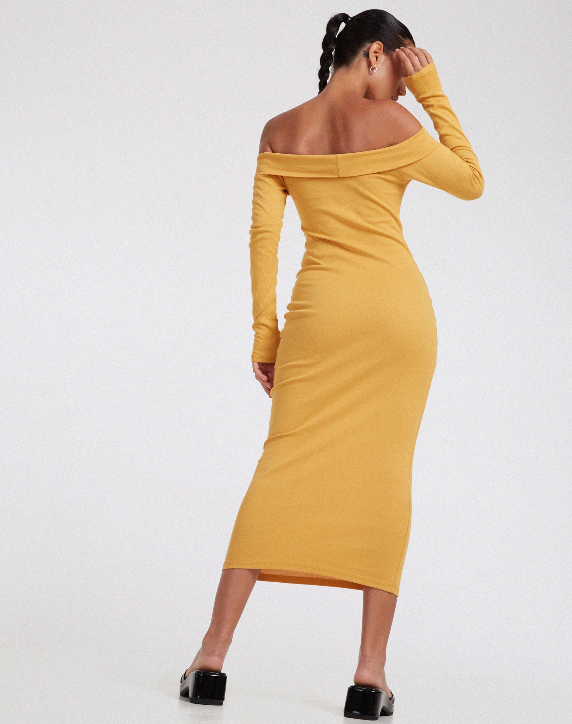 Image of Shiloh Langärmeliges Kleid aus Rippstrick in Dottergelb