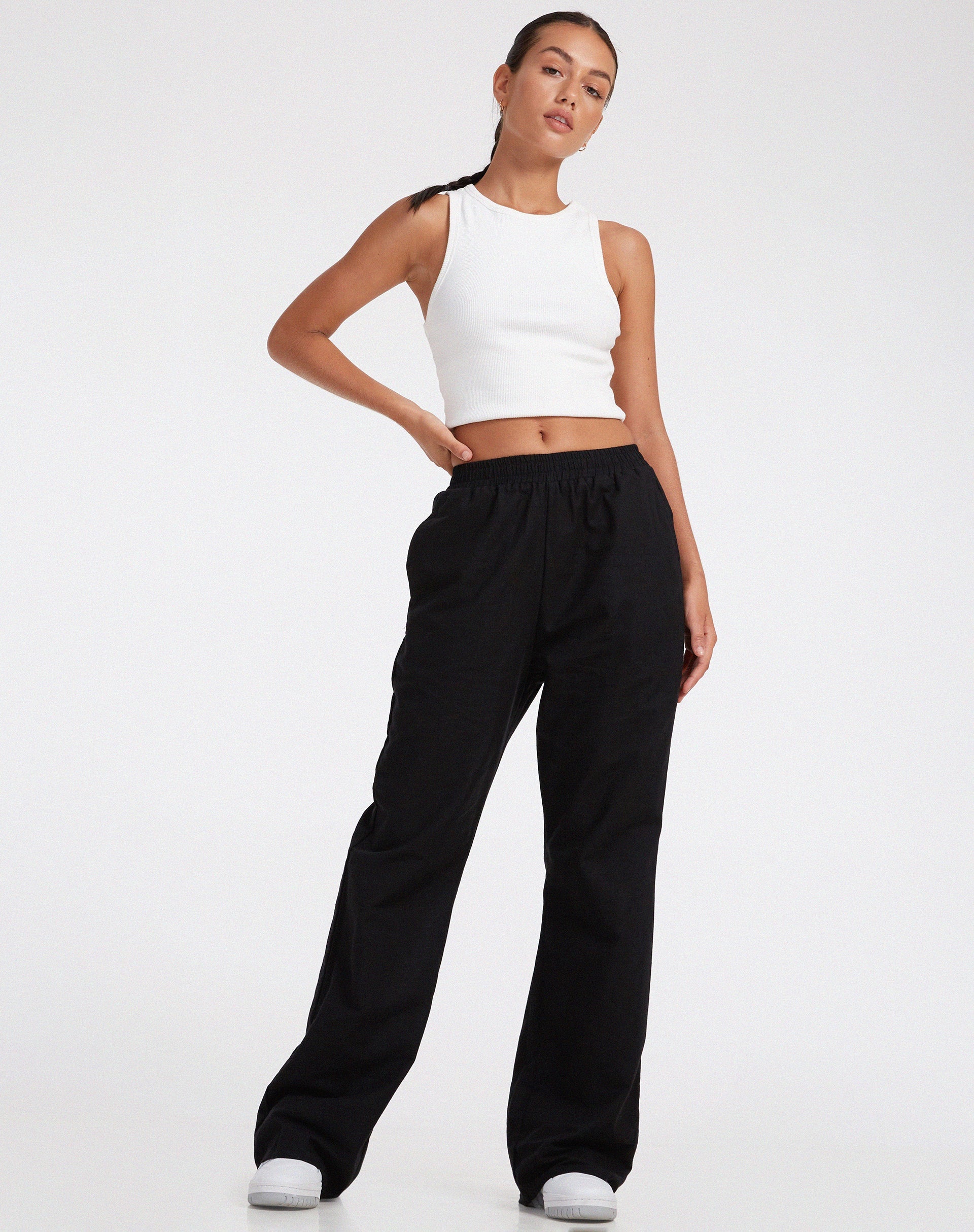 Abbildung der Yara Wide Leg Trouser in Schwarz