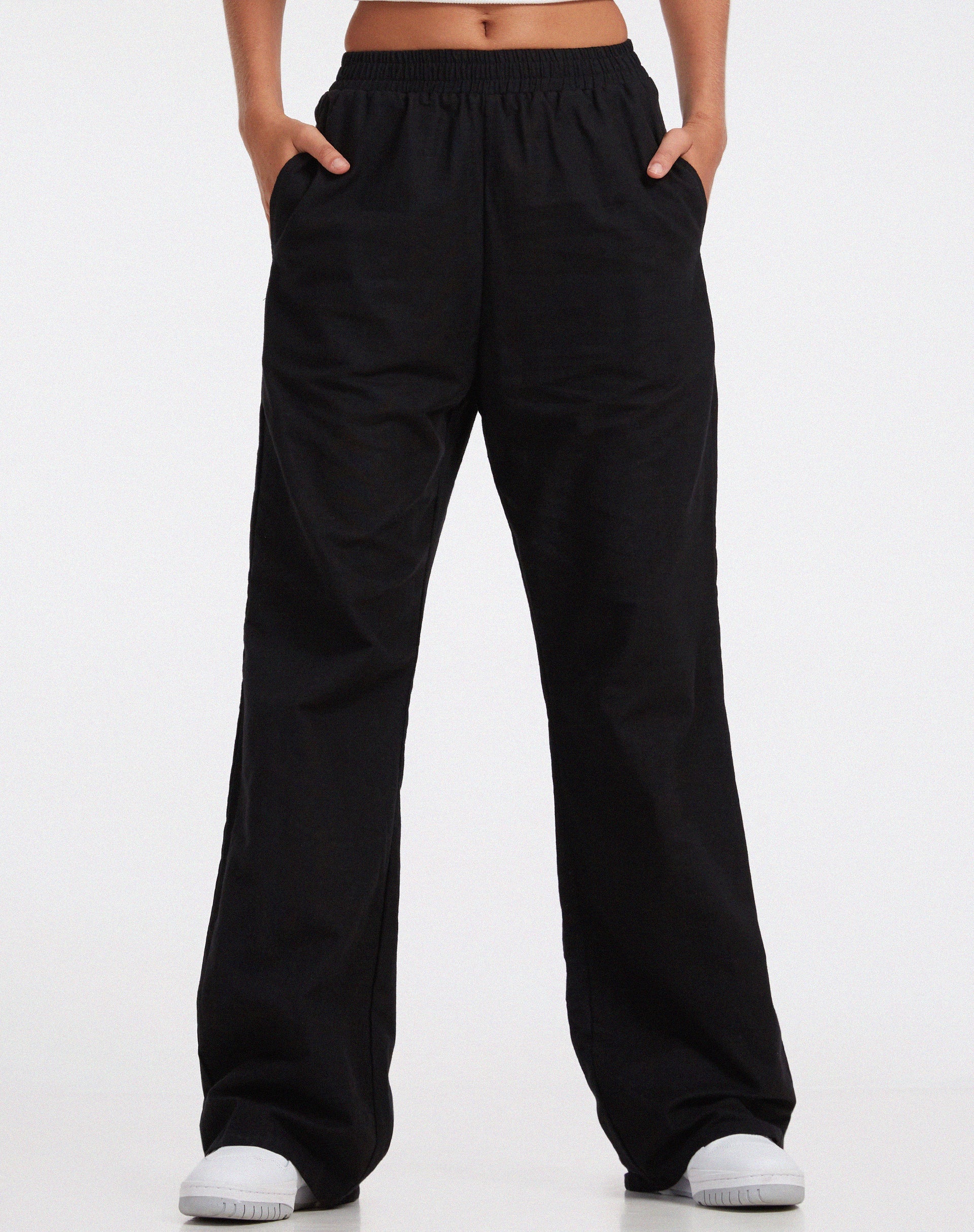 Abbildung der Yara Wide Leg Trouser in Schwarz